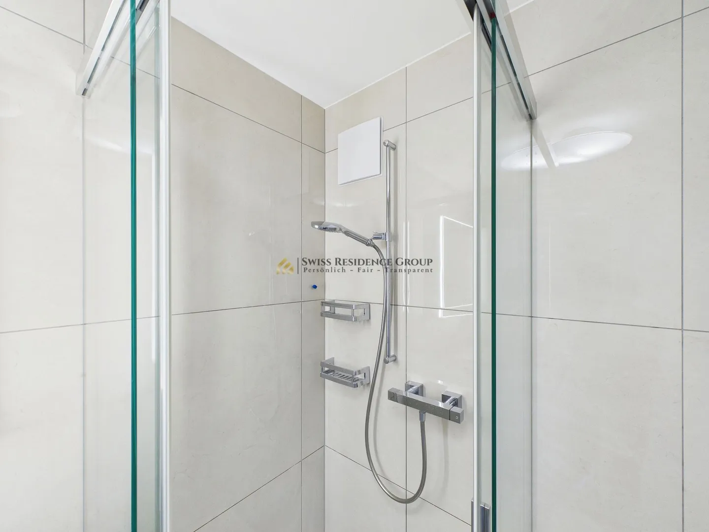 Wohnen mit Weitblick: Traumhafte 6.5-Zimmer-Terrassenwohnung mit Seesicht in Wollerau - Foto 18 von 28