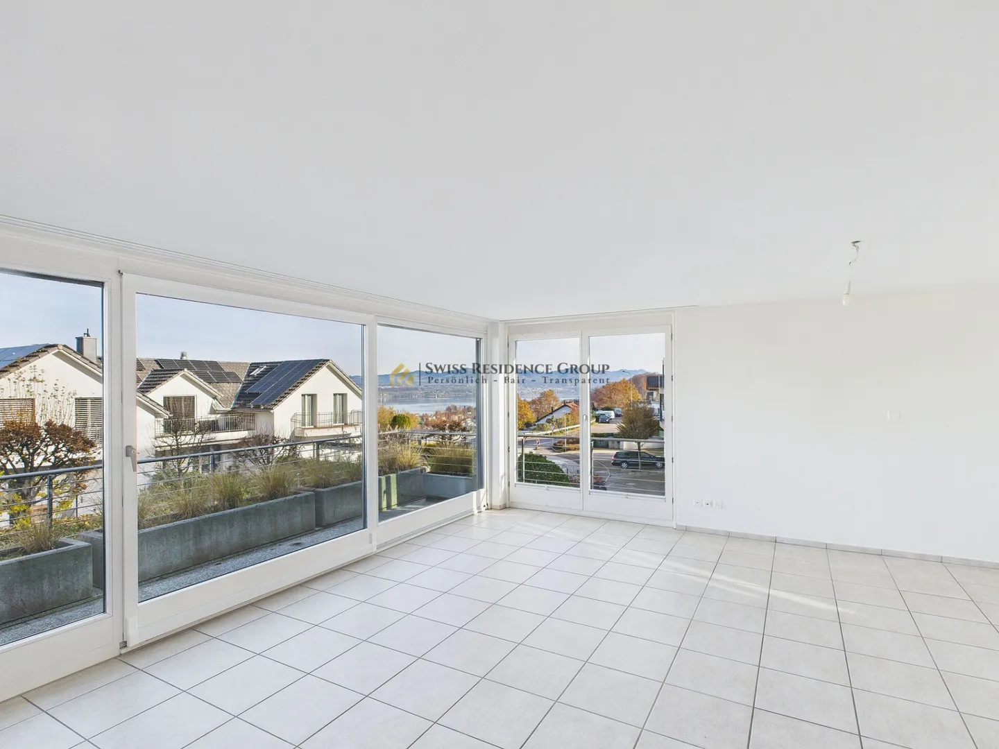 Wohnen mit Weitblick: Traumhafte 6.5-Zimmer-Terrassenwohnung mit Seesicht in Wollerau - Foto 23 von 28