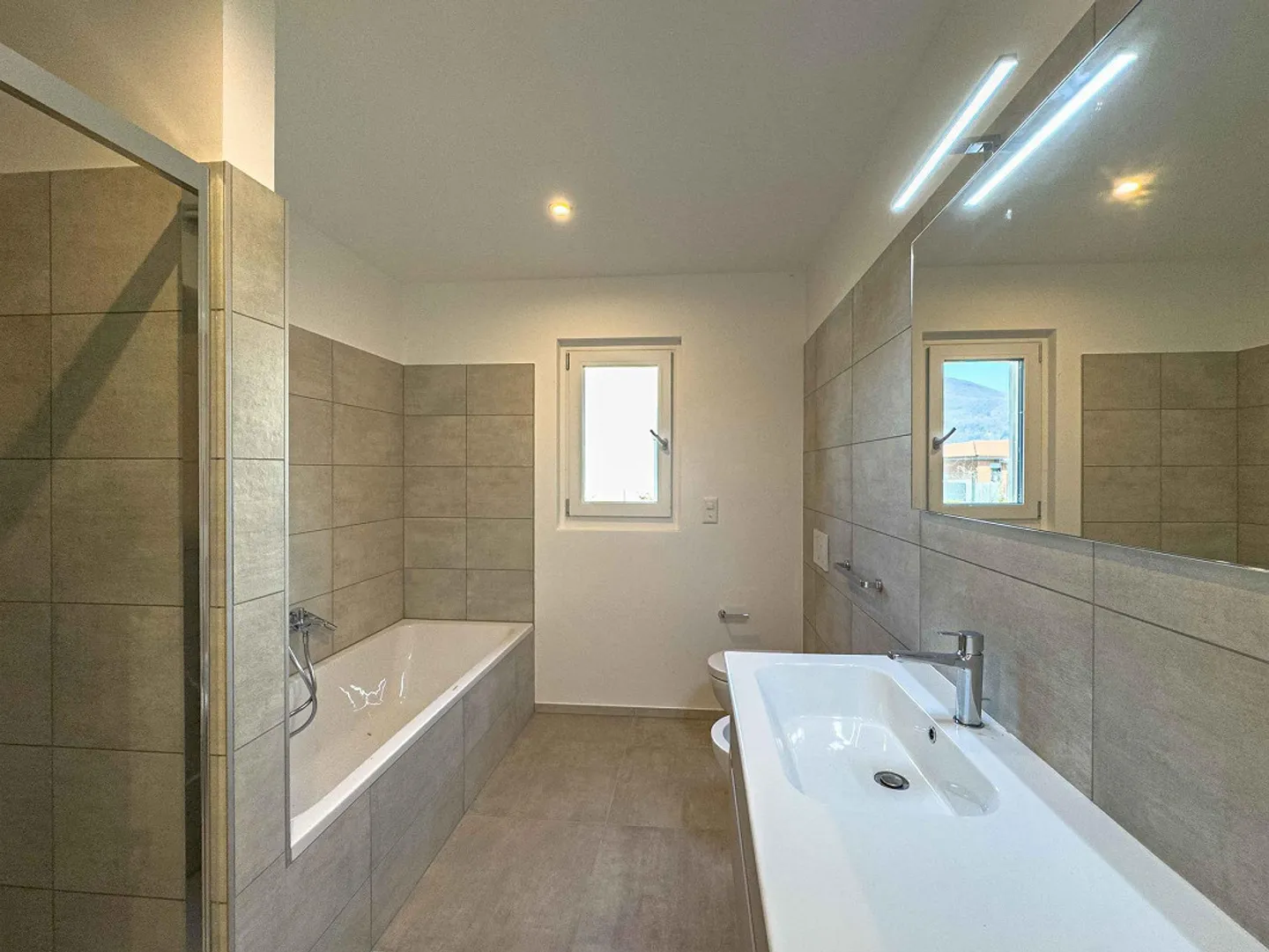 Spazioso e moderno 5.5 locali con giardino a Mendrisio - Foto 7 di 11