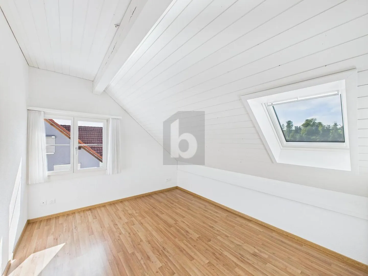 EXTRA HEIGHT MEETS FAMILY COMFORT - Photo 3 of 6
