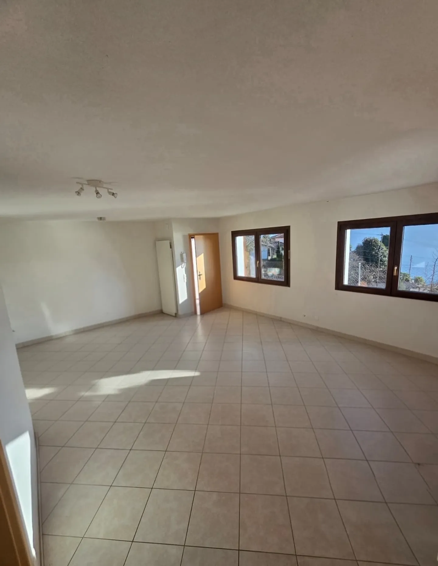 Brissago – Doppelhaushälfte mit Seeblick, Pool und großem Entwicklungspotenzial - Foto 6 von 13