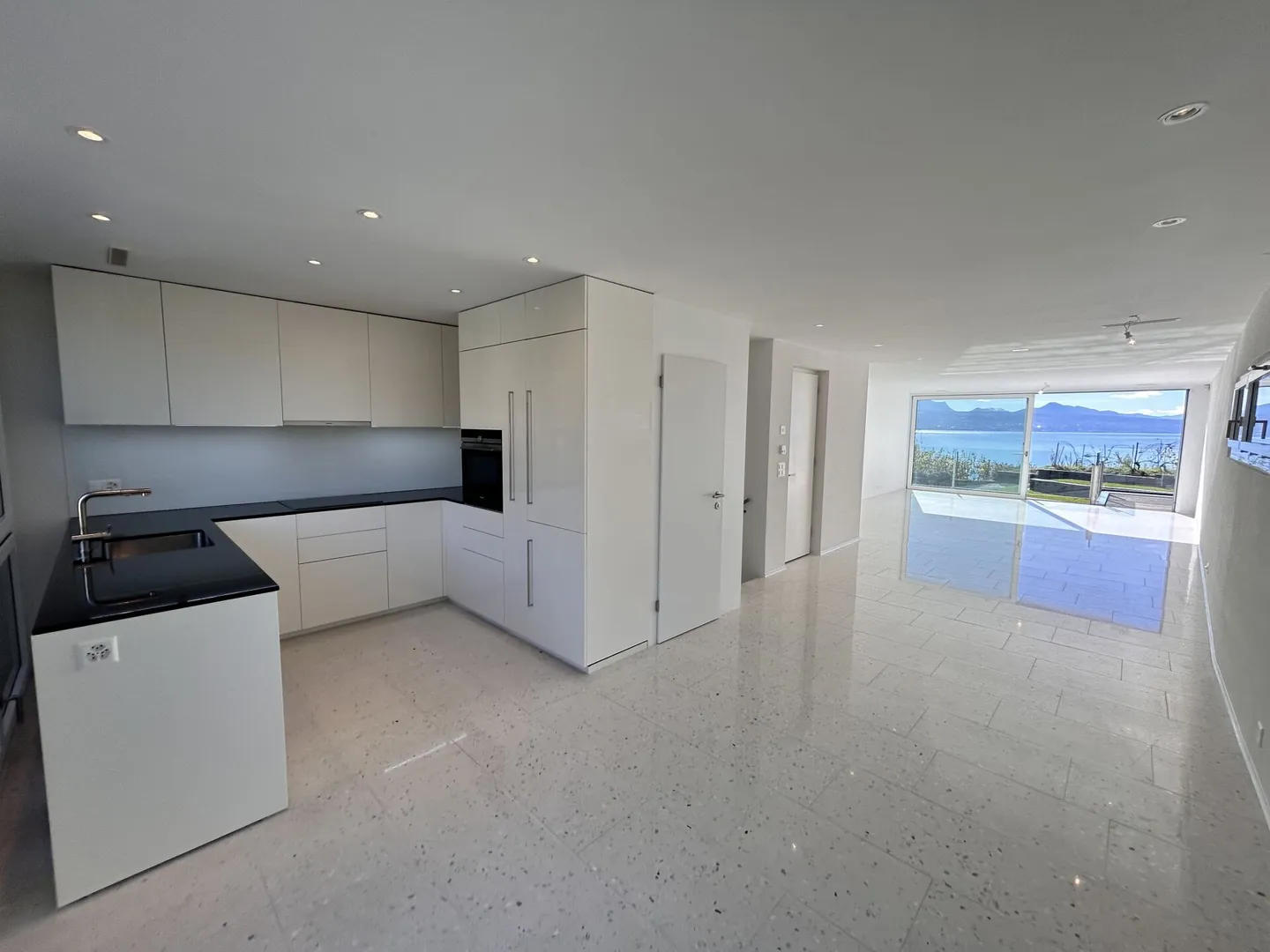 Duplex with high-end finishes and panoramic view of the lake and mountains - Photo 2 of 5