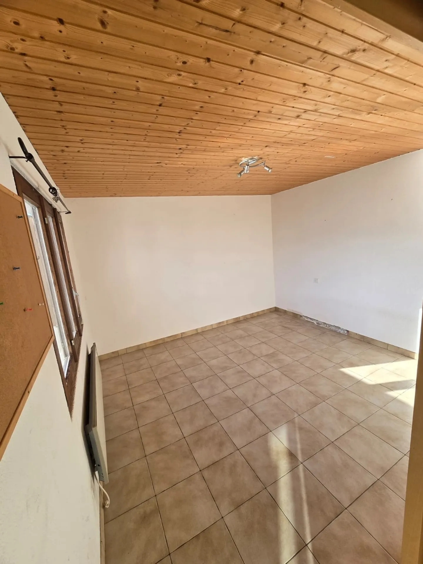 Brissago – Doppelhaushälfte mit Seeblick, Pool und großem Entwicklungspotenzial - Foto 10 von 13