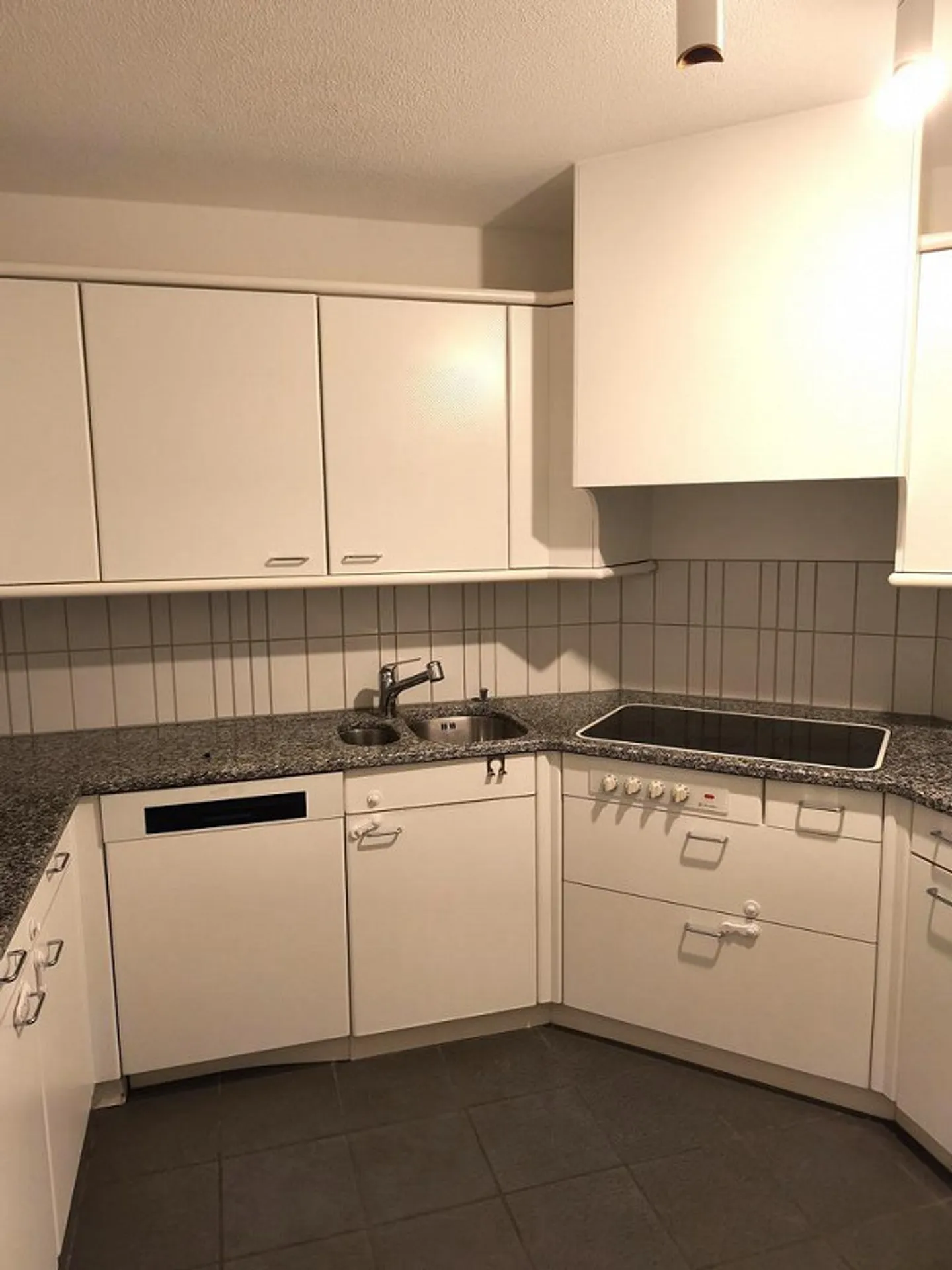 Quiet residential area with a view of greenery - Photo 5 of 12