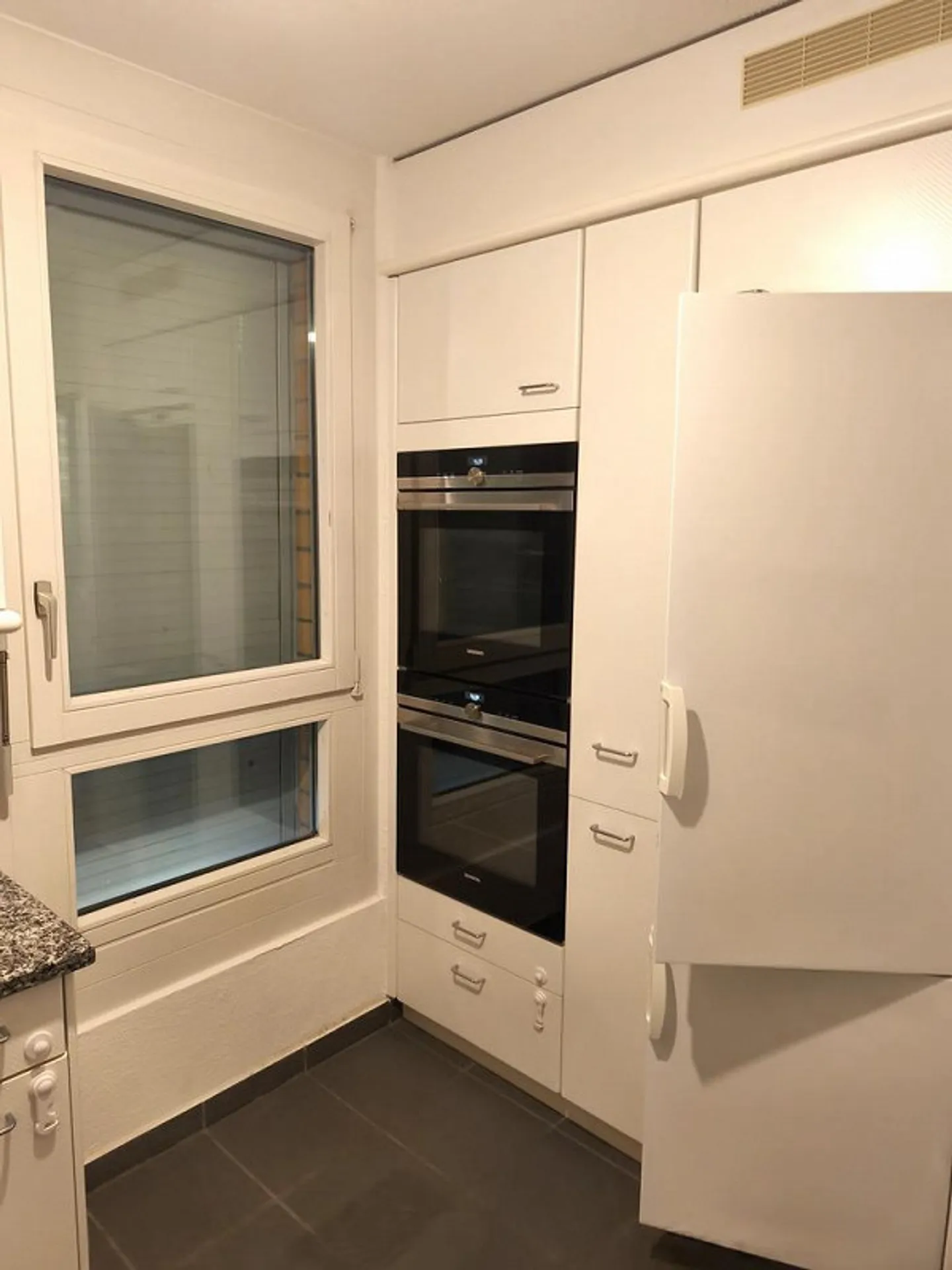 Quiet residential area with a view of greenery - Photo 6 of 12