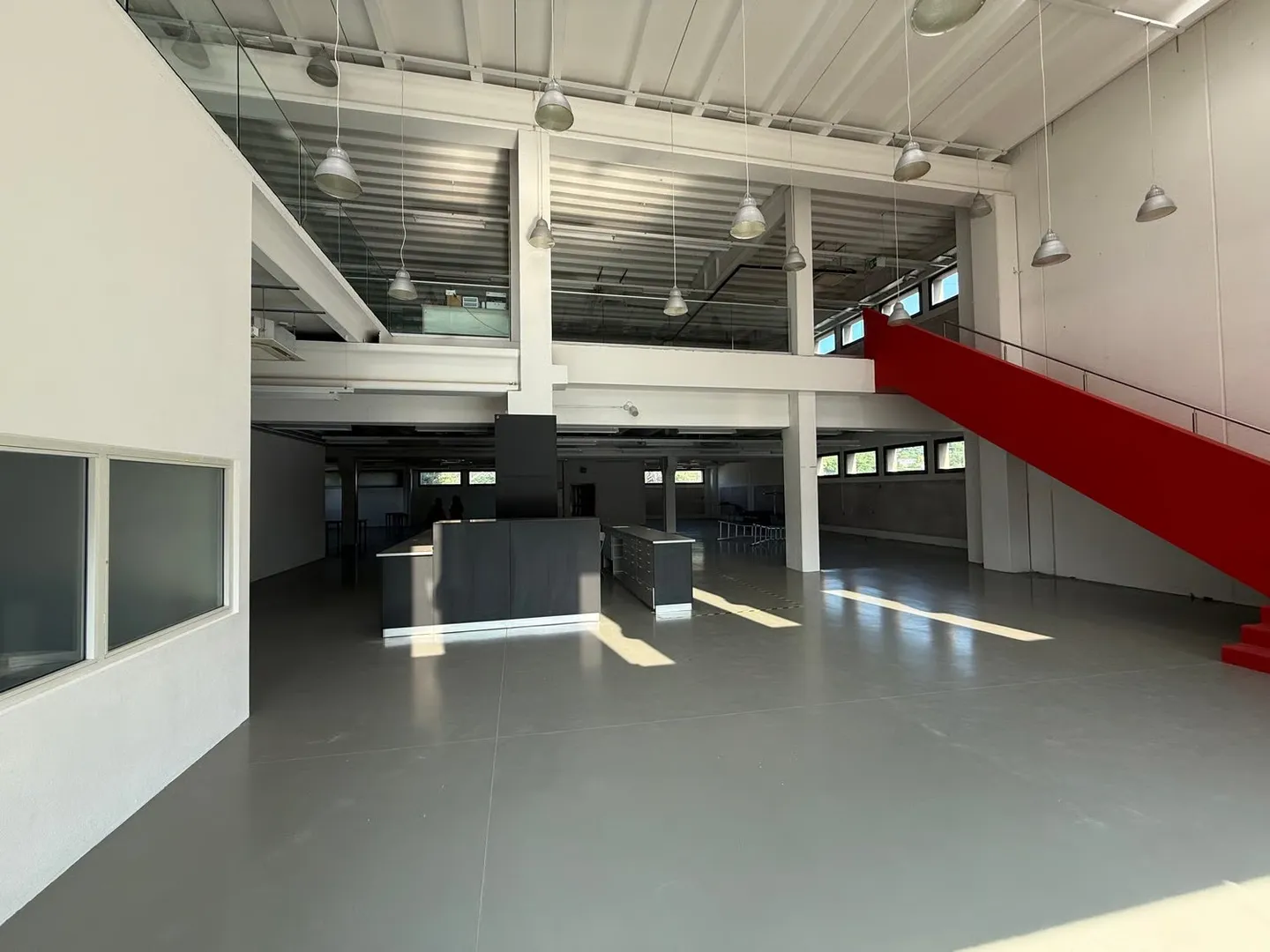Mendrisio nous louons un grand bâtiment commercial/artisanal avec restaurant - Photo 2 sur 17