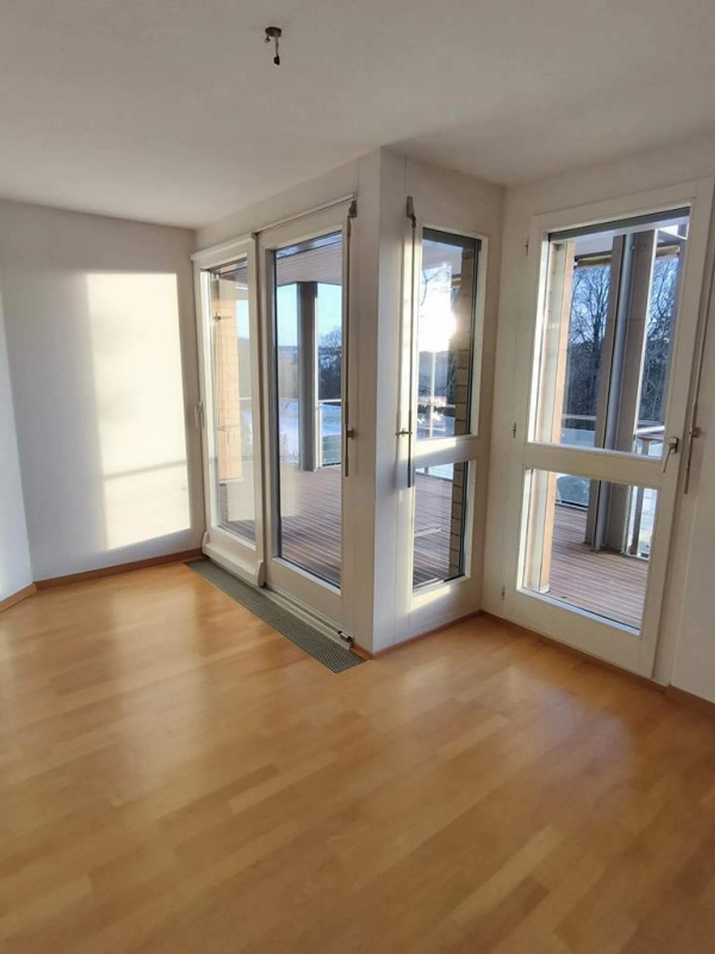 Quiet residential area with a view of greenery - Photo 9 of 12