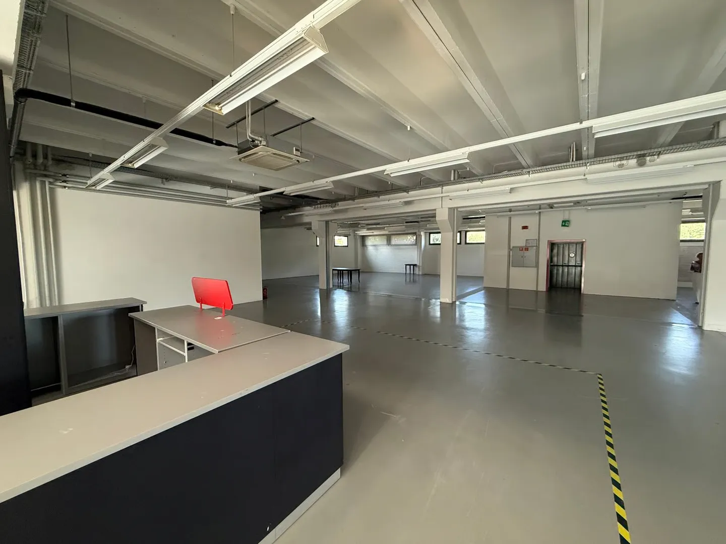 Mendrisio nous louons un grand bâtiment commercial/artisanal avec restaurant - Photo 4 sur 17