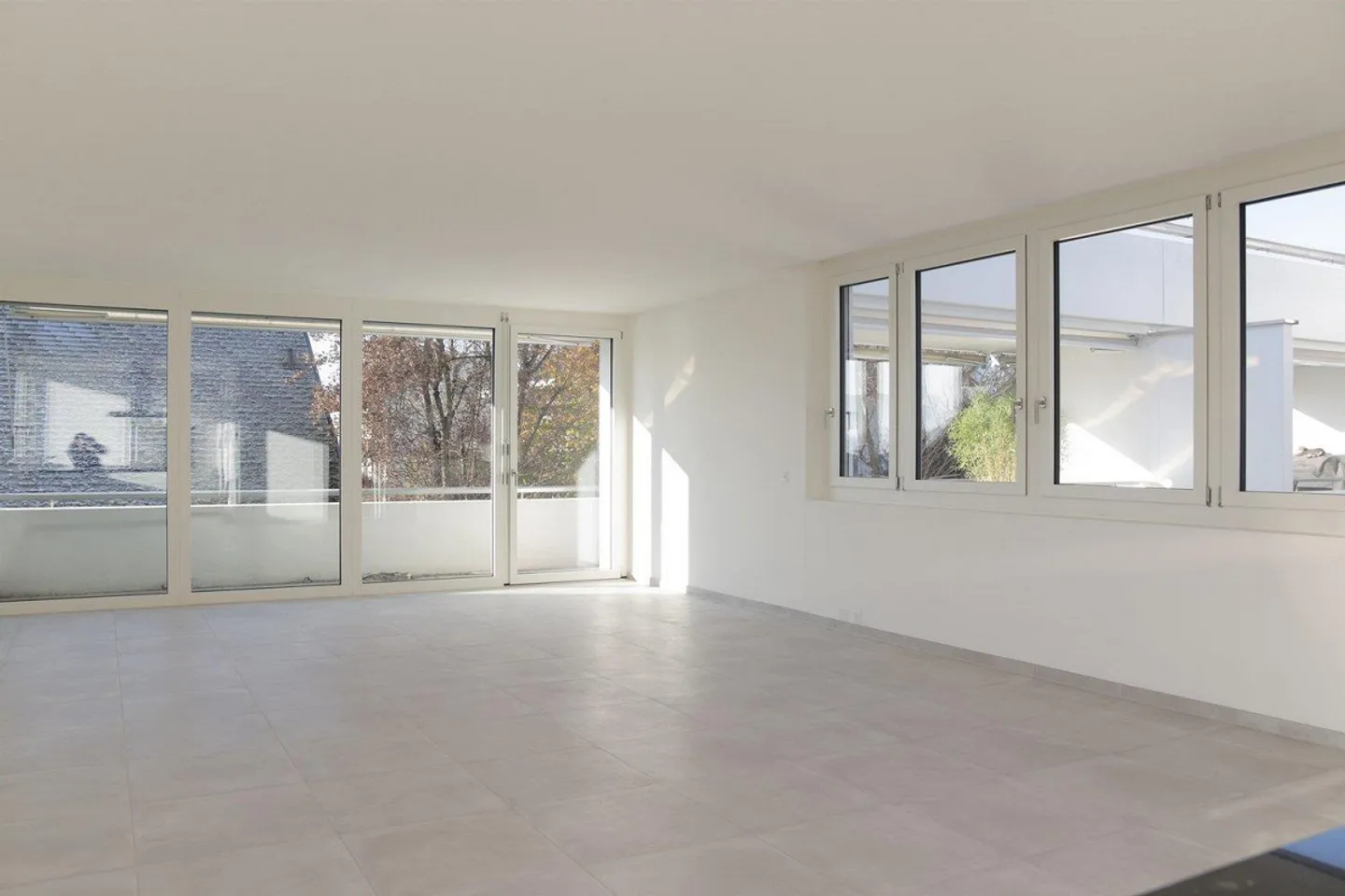 Exclusive and partially renovated 3 1/2-room apartment in Oberwil - Photo 2 of 8