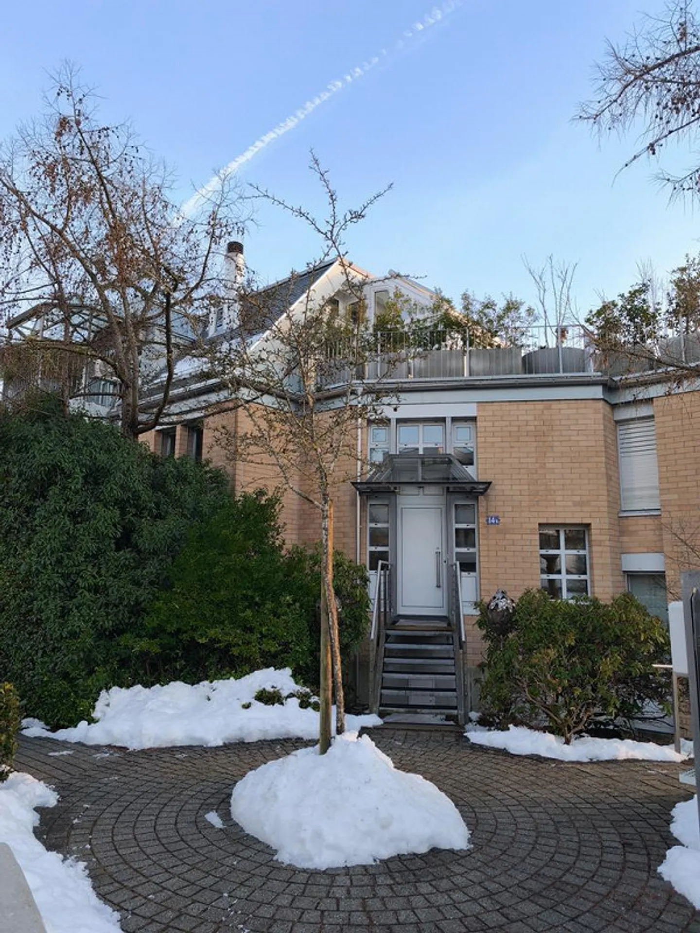 Quiet residential area with a view of greenery - Photo 1 of 12