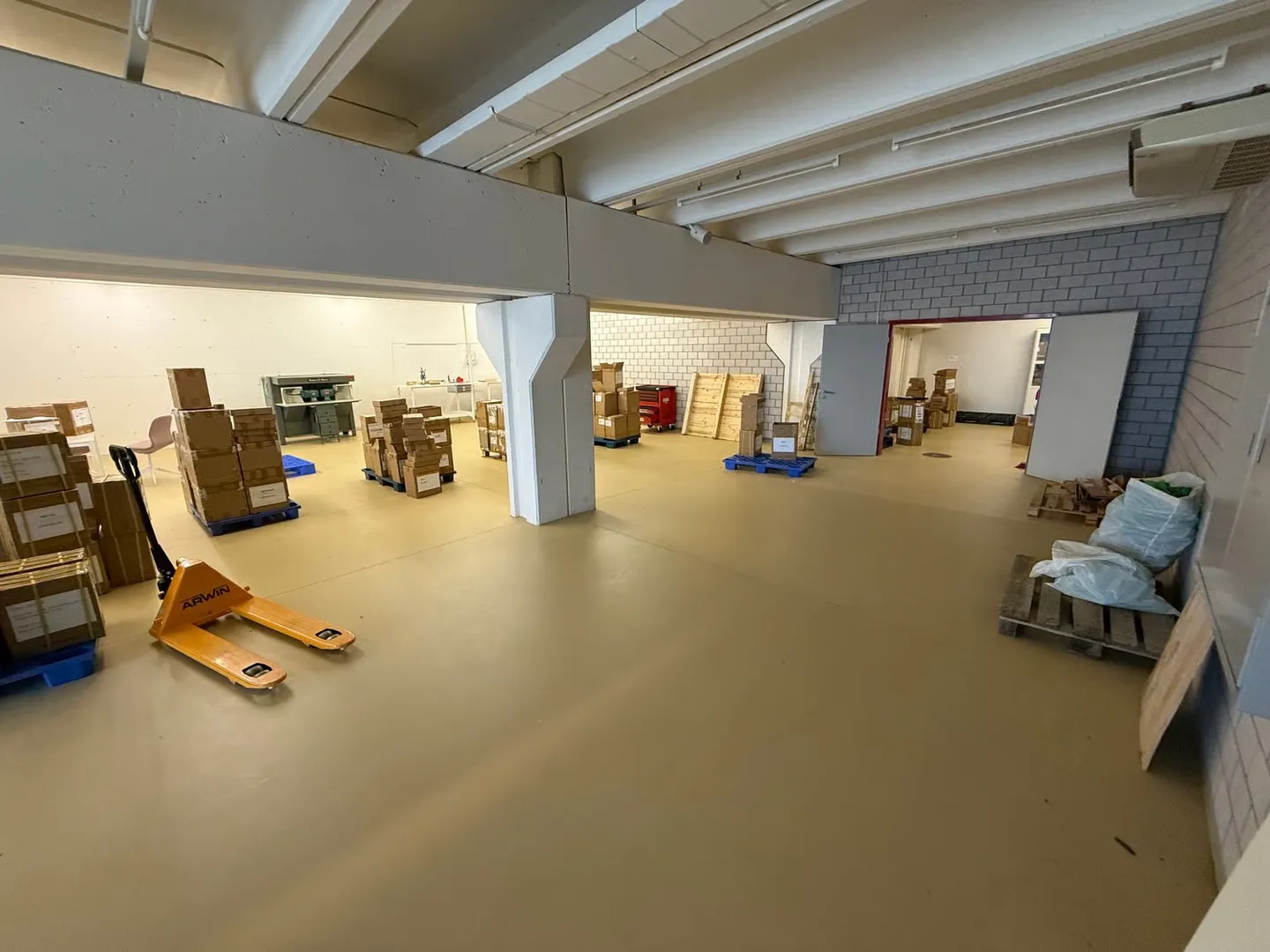 Mendrisio nous louons un grand bâtiment commercial/artisanal avec restaurant - Photo 8 sur 17