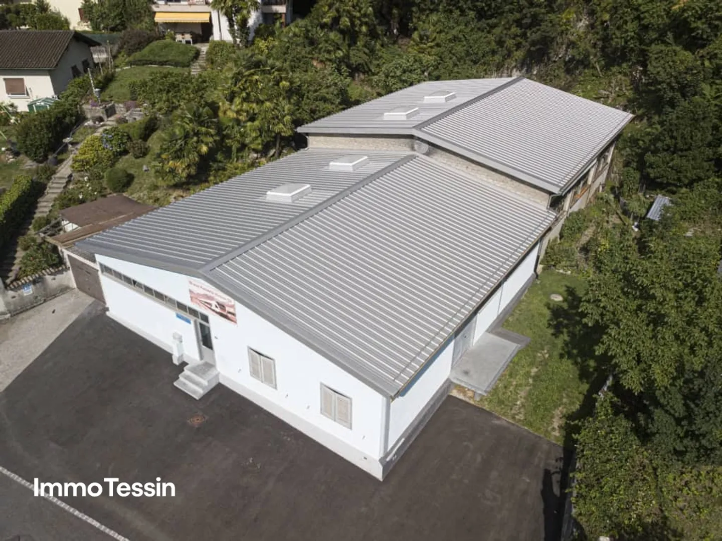 OPPORTUNITY: Strategically located industrial hall with attractive possibilities for trade, logistics, and production - Photo 2 of 13