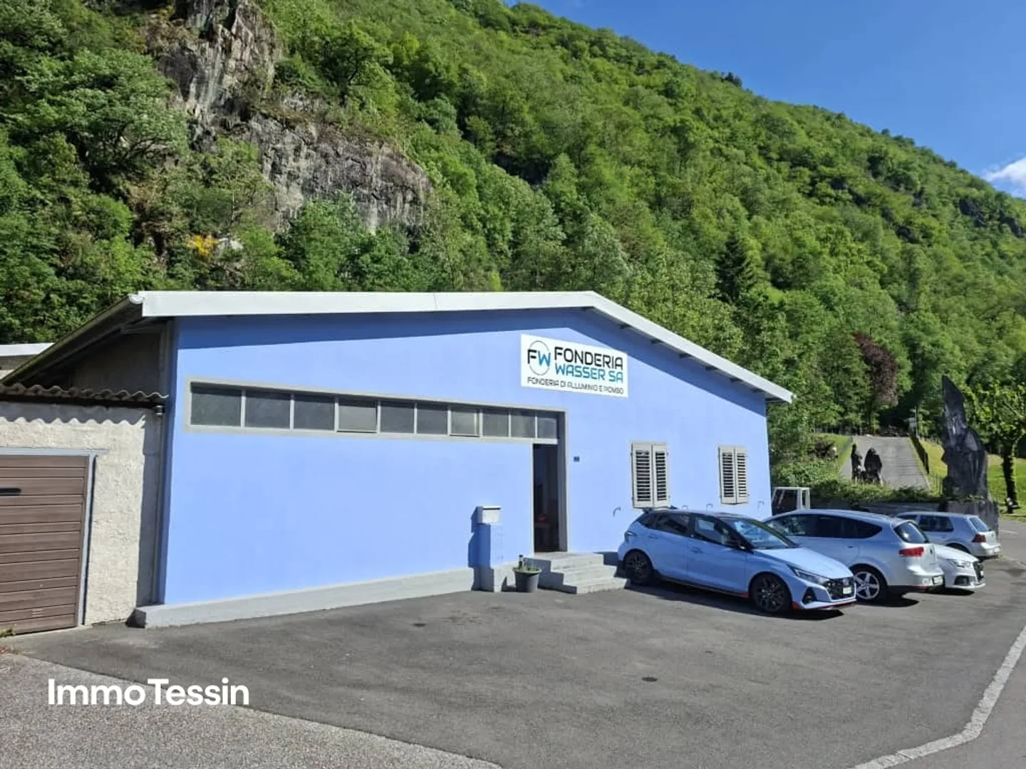 OPPORTUNITY: Strategically located industrial hall with attractive possibilities for trade, logistics, and production - Photo 3 of 13