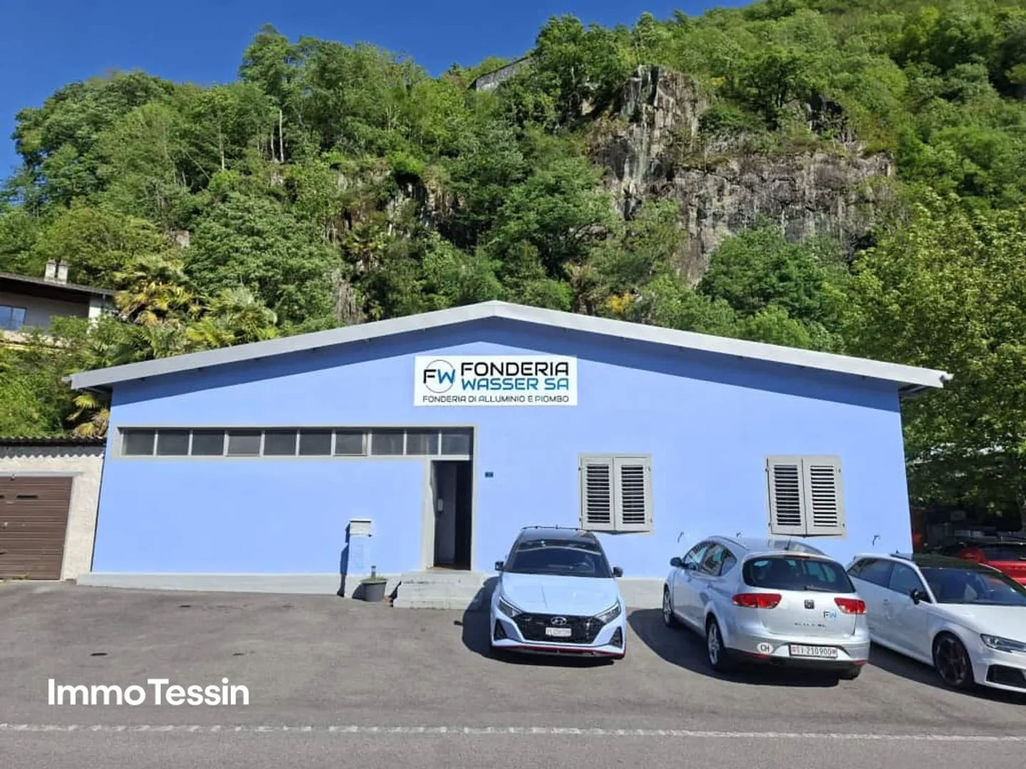 OPPORTUNITY: Strategically located industrial hall with attractive possibilities for trade, logistics, and production - Photo 4 of 13