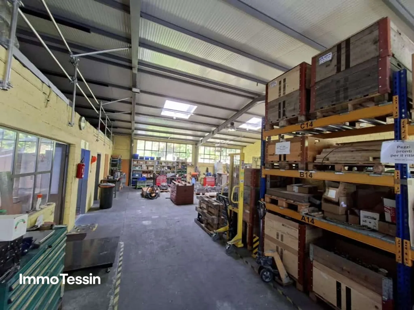 OPPORTUNITY: Strategically located industrial hall with attractive possibilities for trade, logistics, and production - Photo 8 of 13