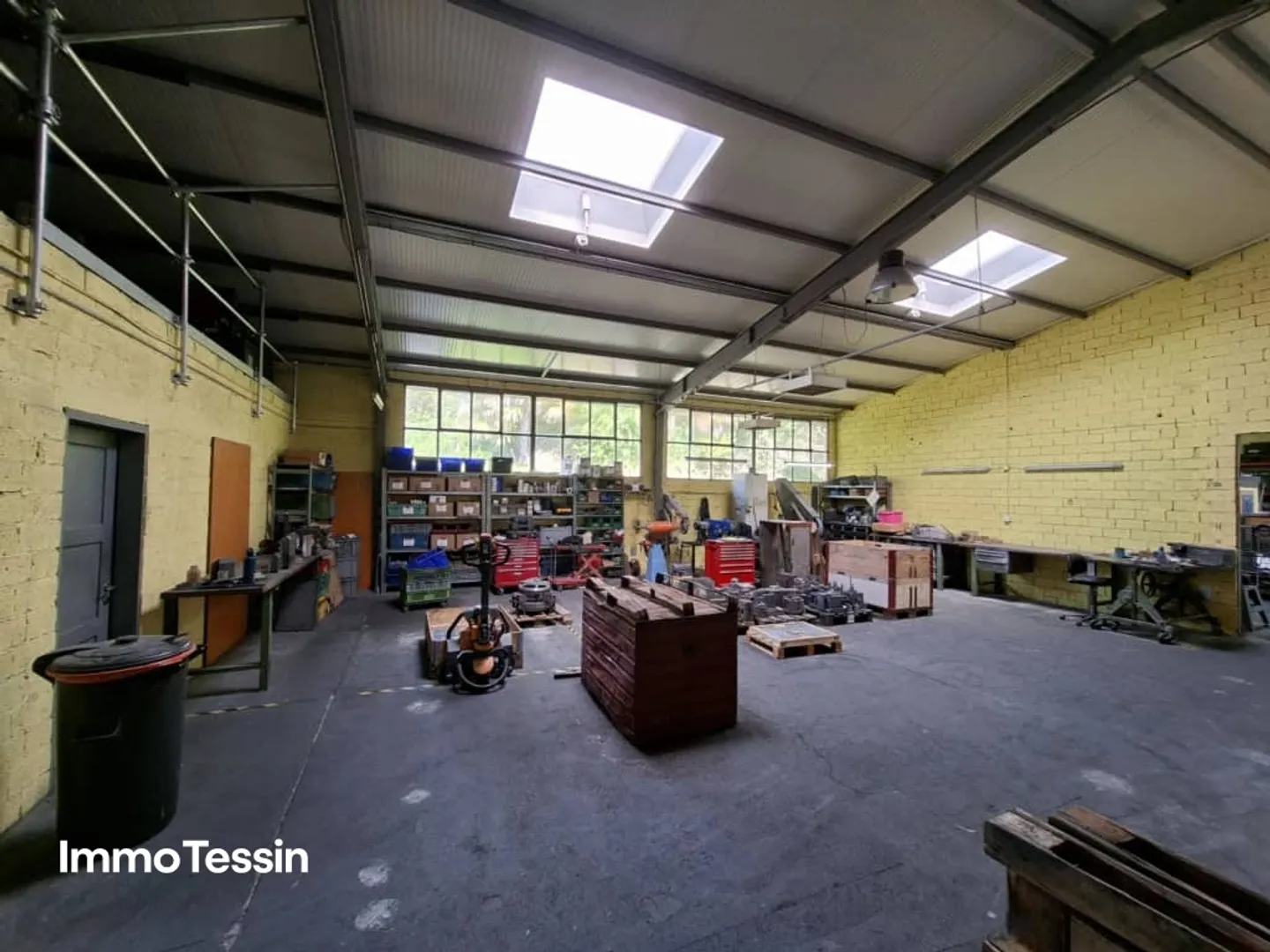 OPPORTUNITY: Strategically located industrial hall with attractive possibilities for trade, logistics, and production - Photo 9 of 13