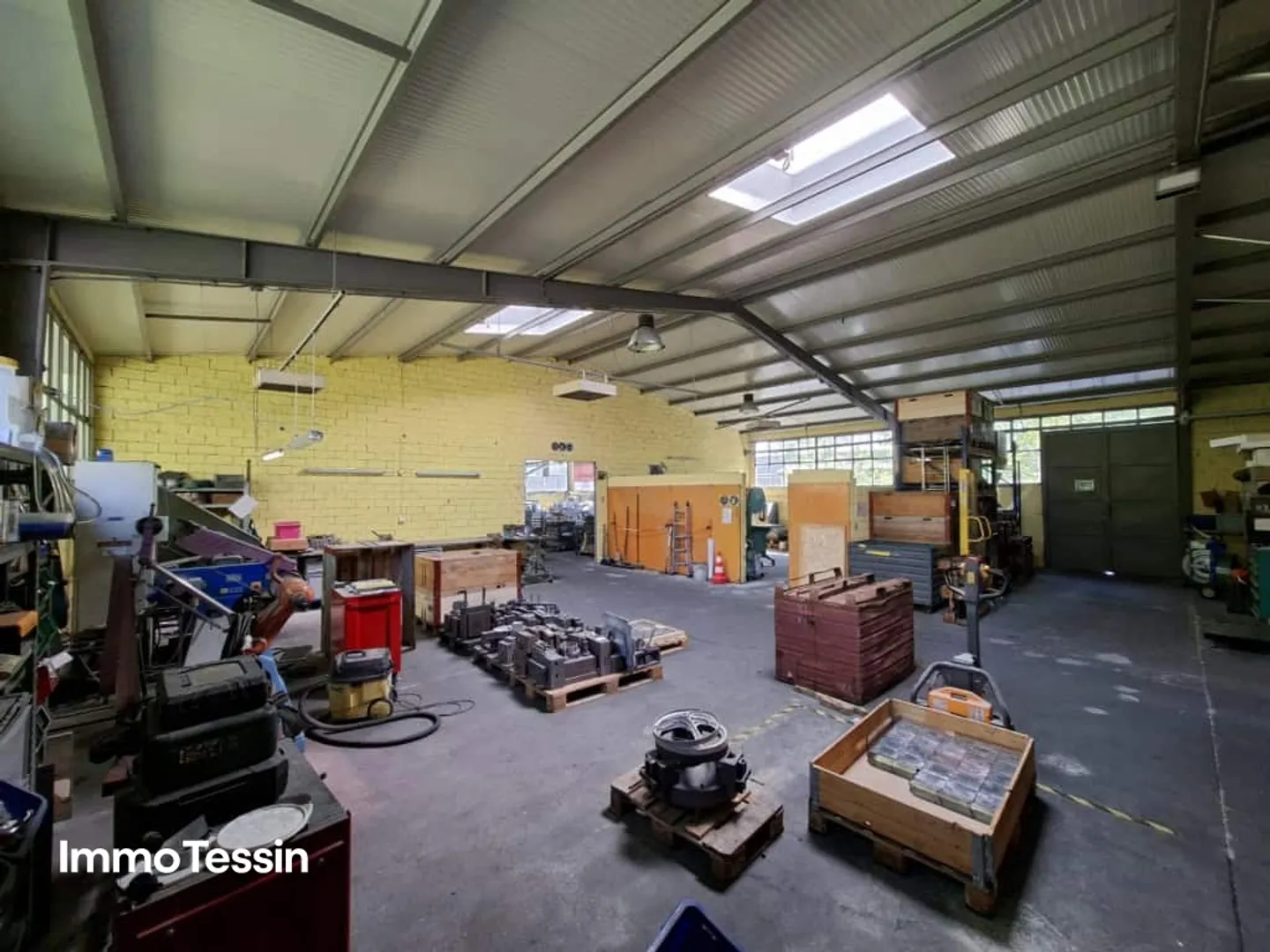 OPPORTUNITY: Strategically located industrial hall with attractive possibilities for trade, logistics, and production - Photo 10 of 13