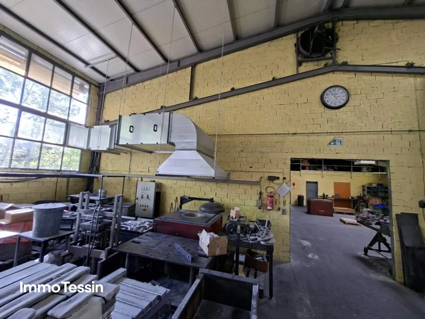 OPPORTUNITY: Strategically located industrial hall with attractive possibilities for trade, logistics, and production - Photo 11 of 13