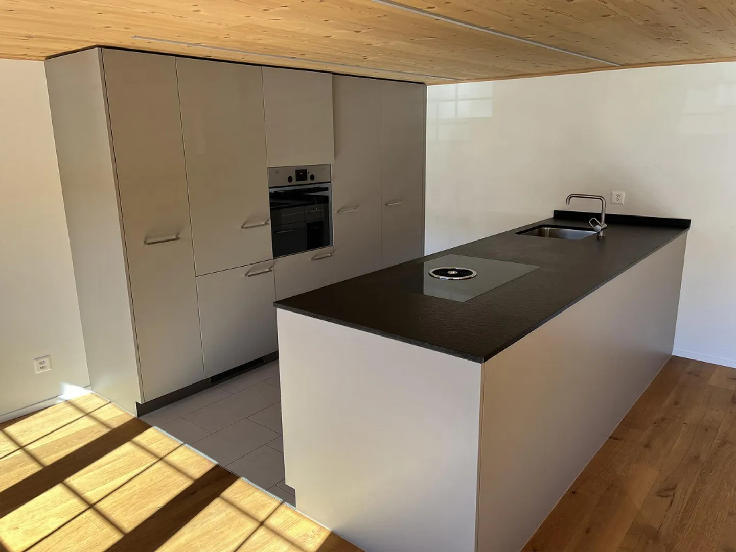 Appartement en duplex lumineux nouvellement rénové (2019) de 4,5 pièces à louer - Photo 3 sur 17