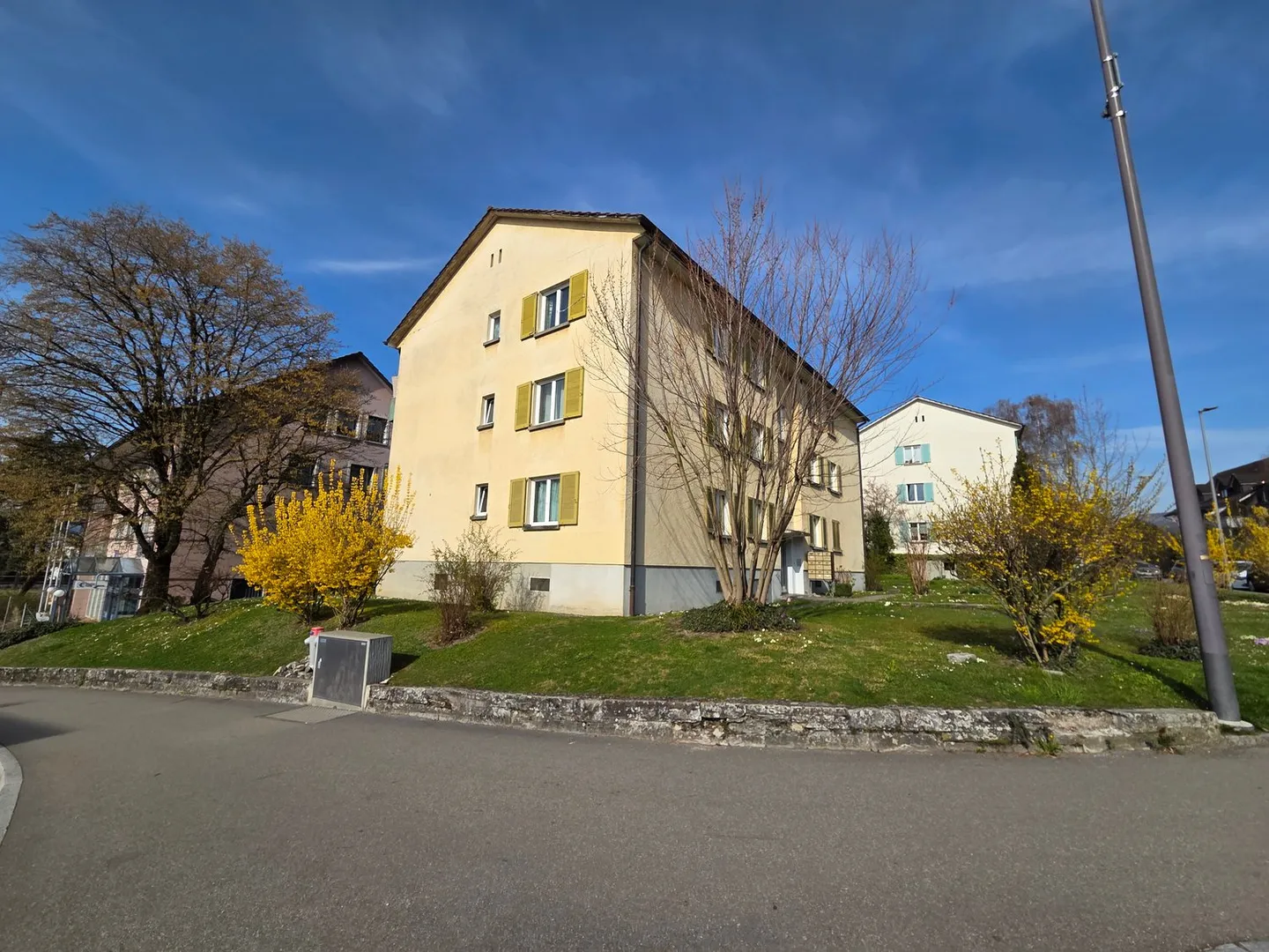 Hell 2-room apartment with lake view - Photo 1 of 6