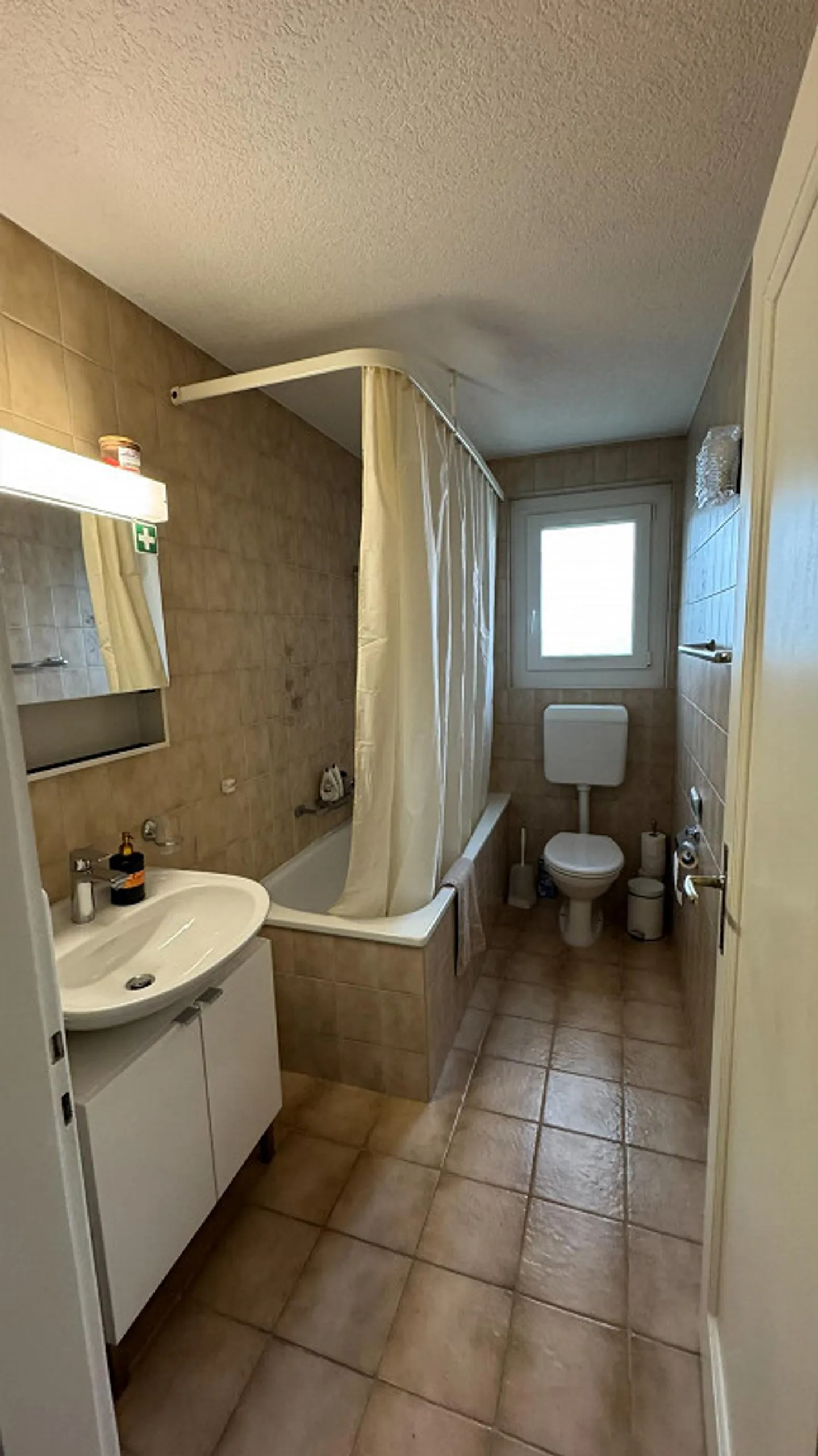 Appartement 3 pièces fraîchement rénové et exposé au soleil - Photo 8 sur 8