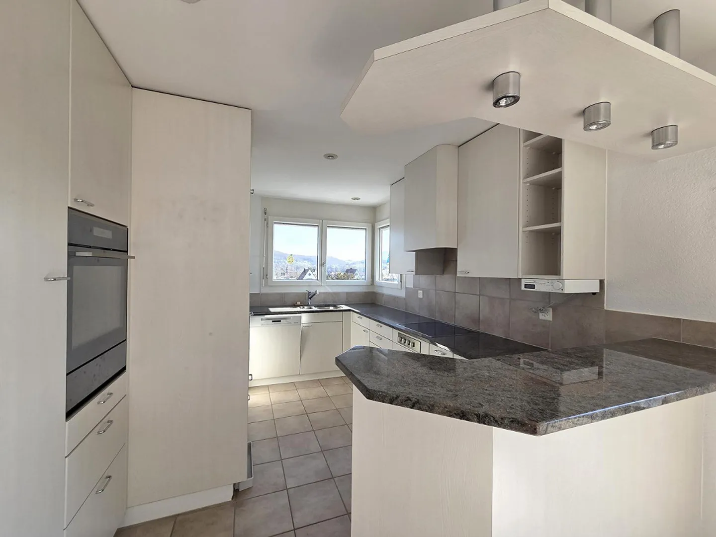 Appartement en attique avec belle vue panoramique dans un emplacement central - Photo 4 sur 13