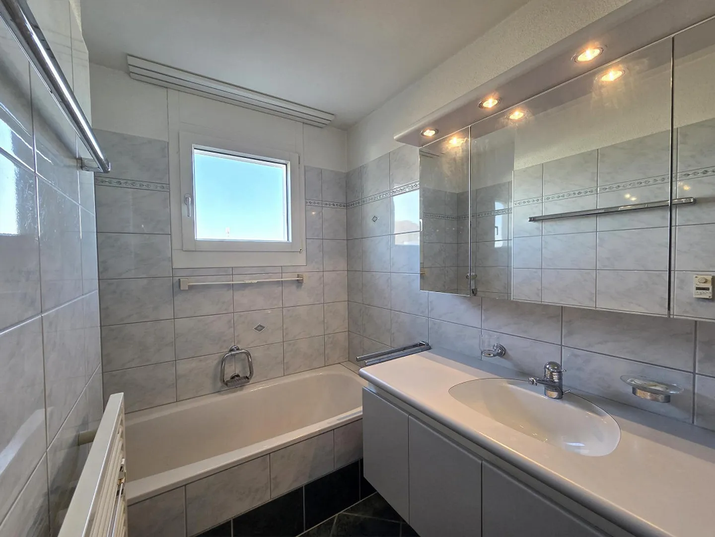 Appartement en attique avec belle vue panoramique dans un emplacement central - Photo 8 sur 13