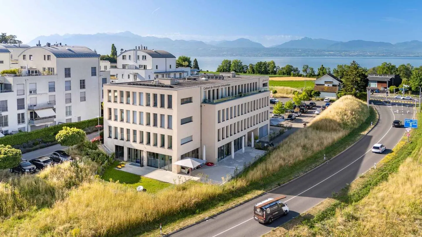 Situato tra l'EPFL e la città di Morges, bellissimo spazio per uffici con grande area - Foto 1 di 7