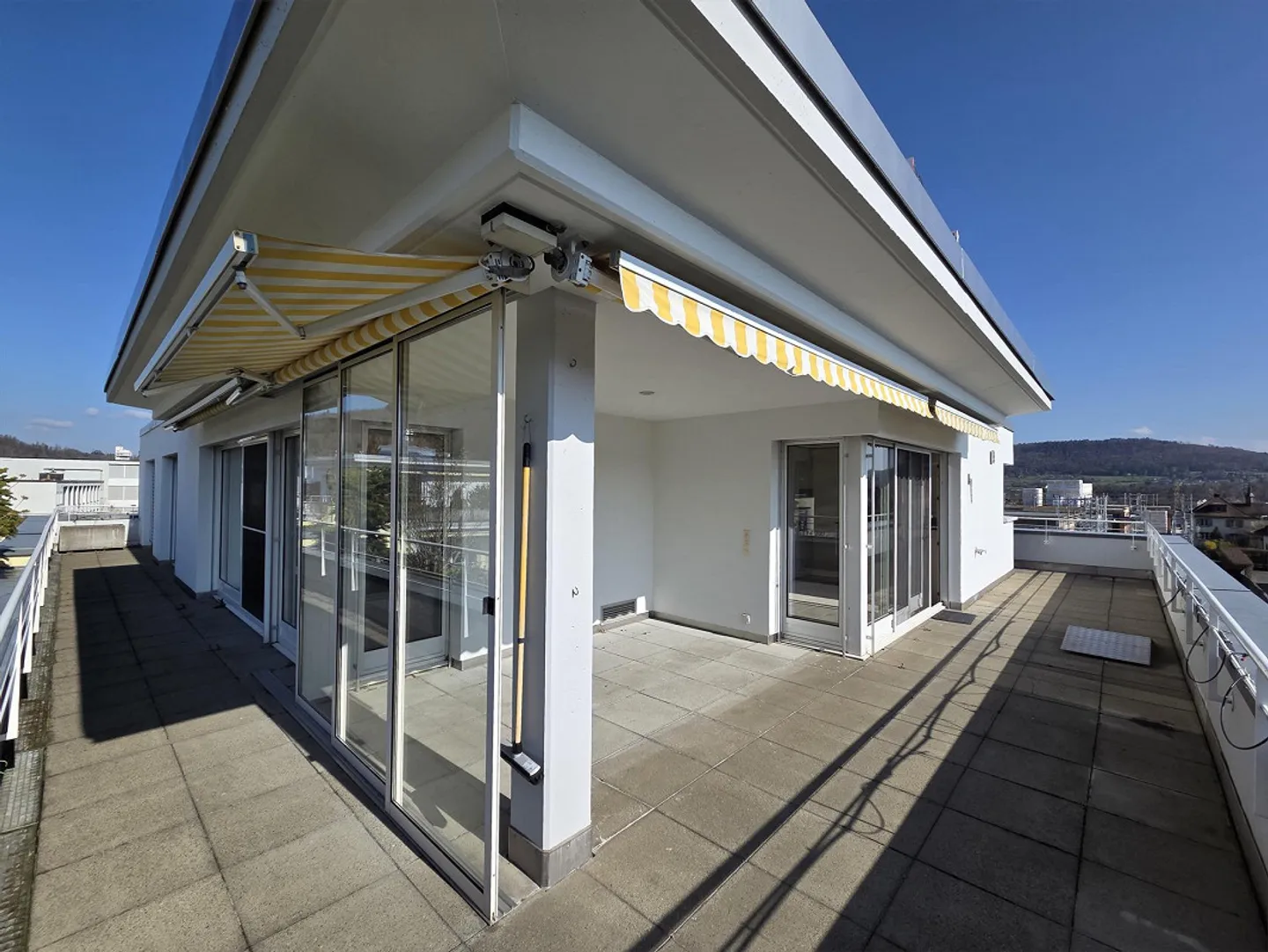 Appartement en attique avec belle vue panoramique dans un emplacement central - Photo 11 sur 13