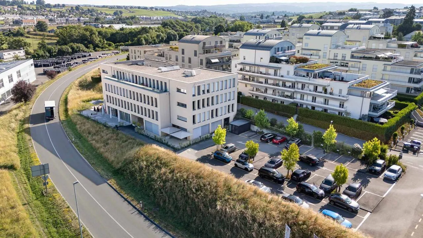 Situato tra l'EPFL e la città di Morges, bellissimo spazio per uffici con grande area - Foto 2 di 7