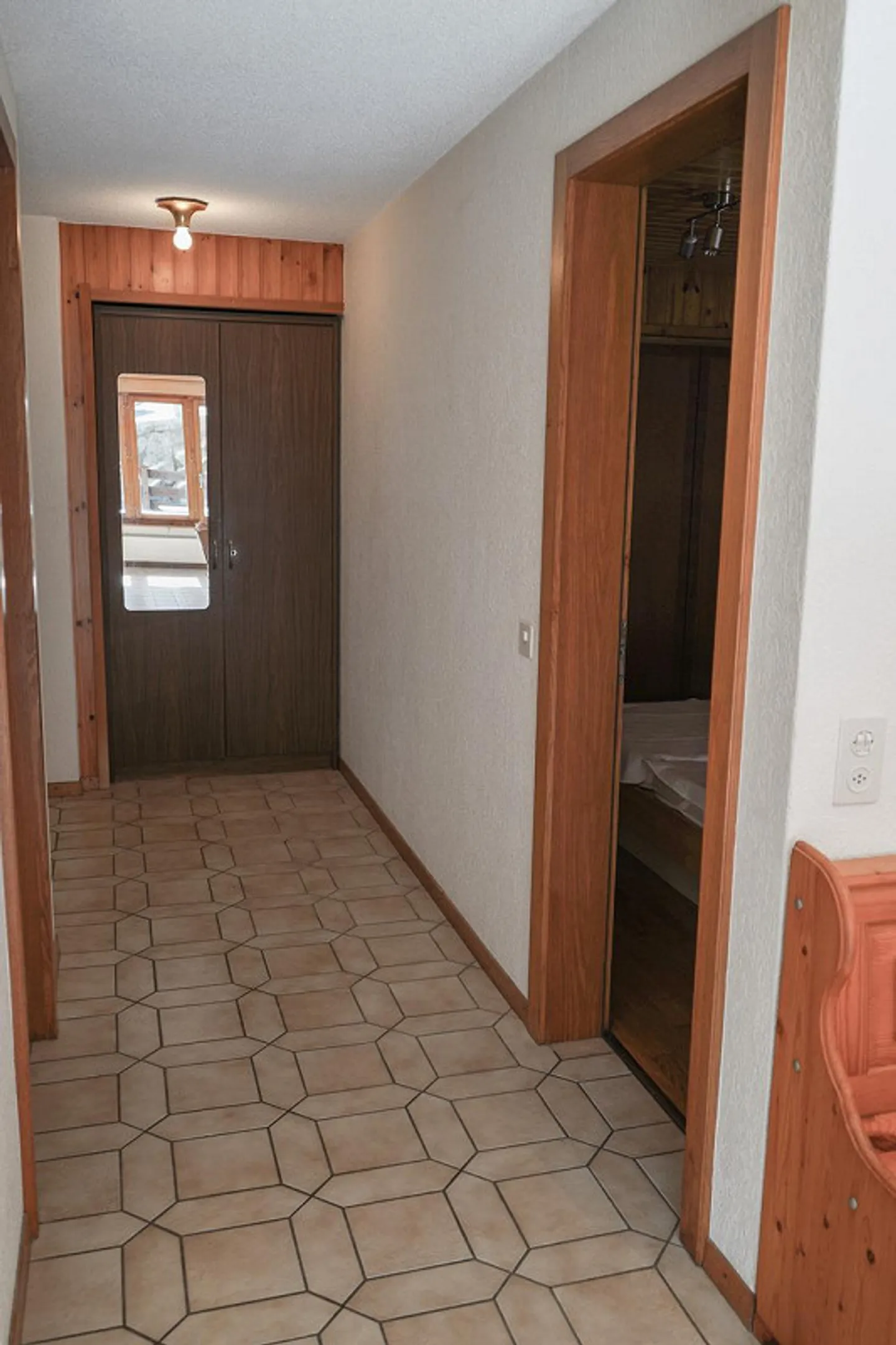Cozy 1.5 room apartment with terrace above Visp - Photo 4 of 9