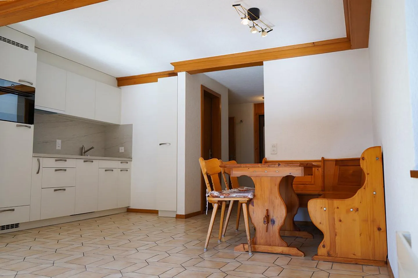 Cozy 1.5 room apartment with terrace above Visp - Photo 3 of 9