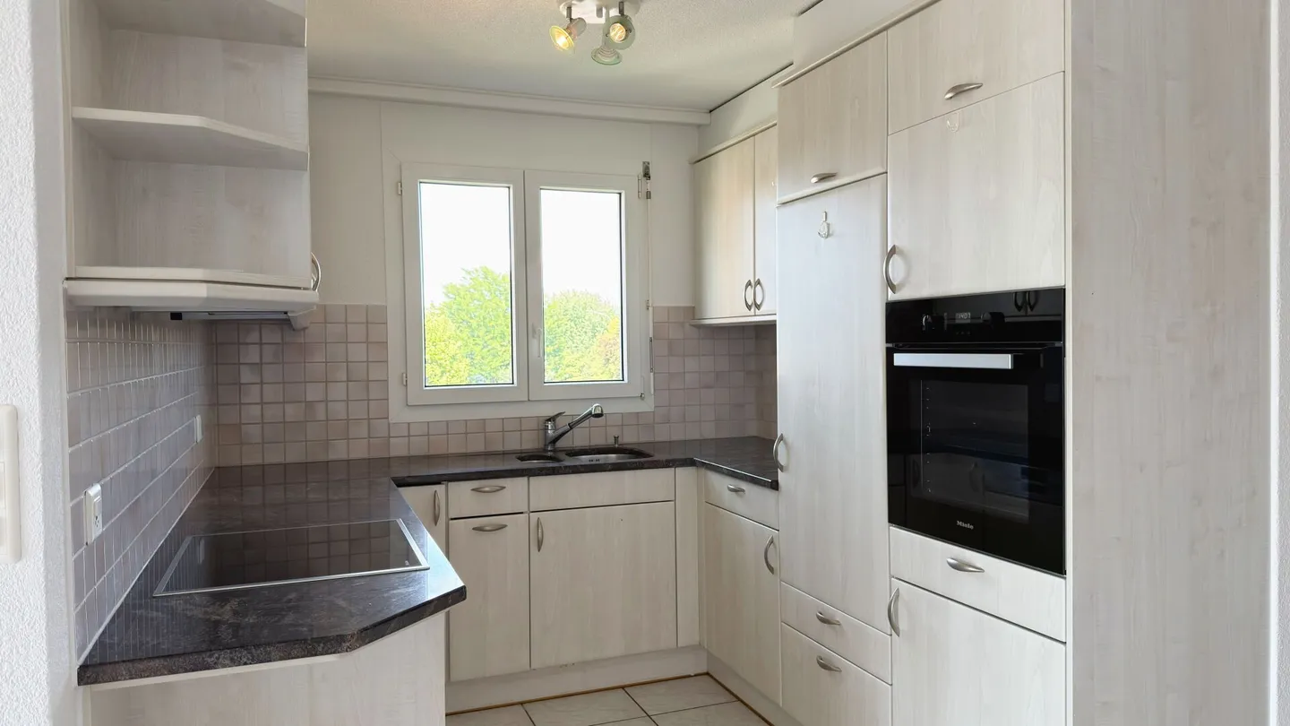 Wohnen mit Weitblick - grosszügige Maisonette-Dachwohnung mit Galerie und sonnigem Balkon - Foto 4 von 13