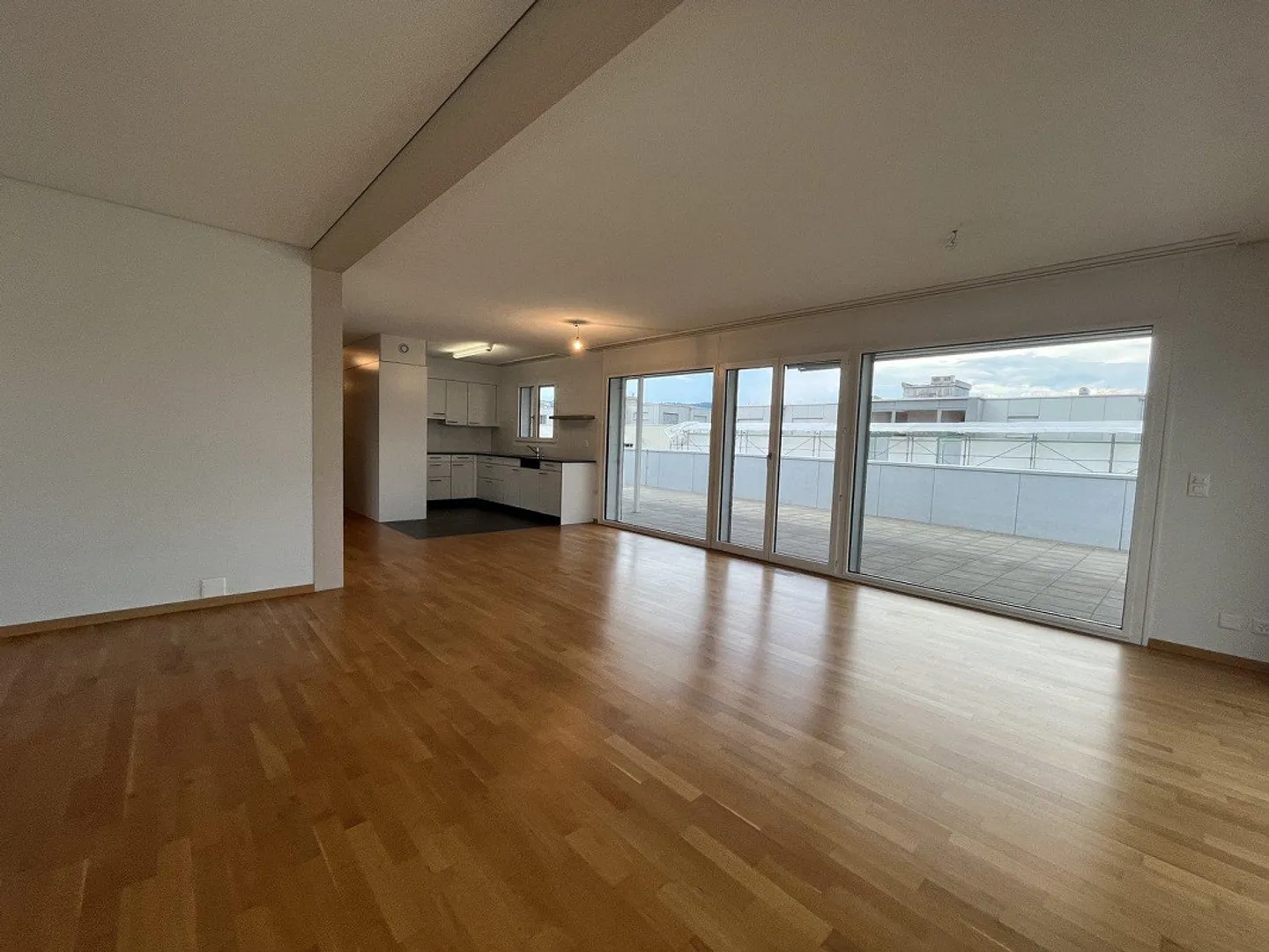 Moderne 5.5-Zimmer-Attika-Wohnung in Grosshöchstetten zu vermieten - Foto 3 von 11