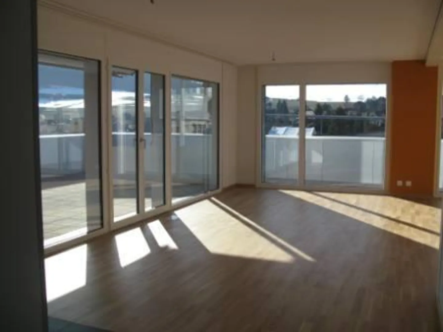 Moderne 5.5-Zimmer-Attika-Wohnung in Grosshöchstetten zu vermieten - Foto 4 von 11