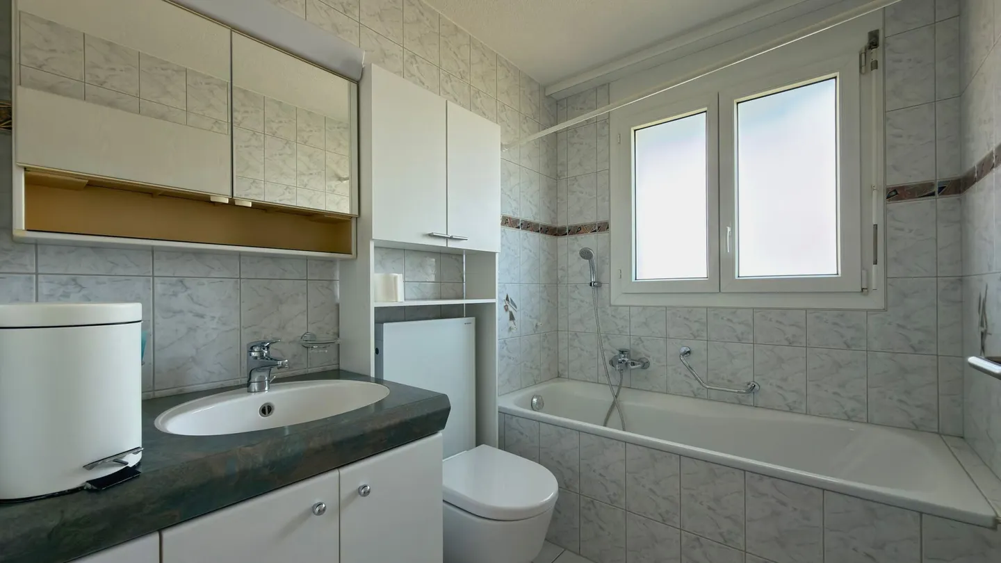 Wohnen mit Weitblick - grosszügige Maisonette-Dachwohnung mit Galerie und sonnigem Balkon - Foto 5 von 13
