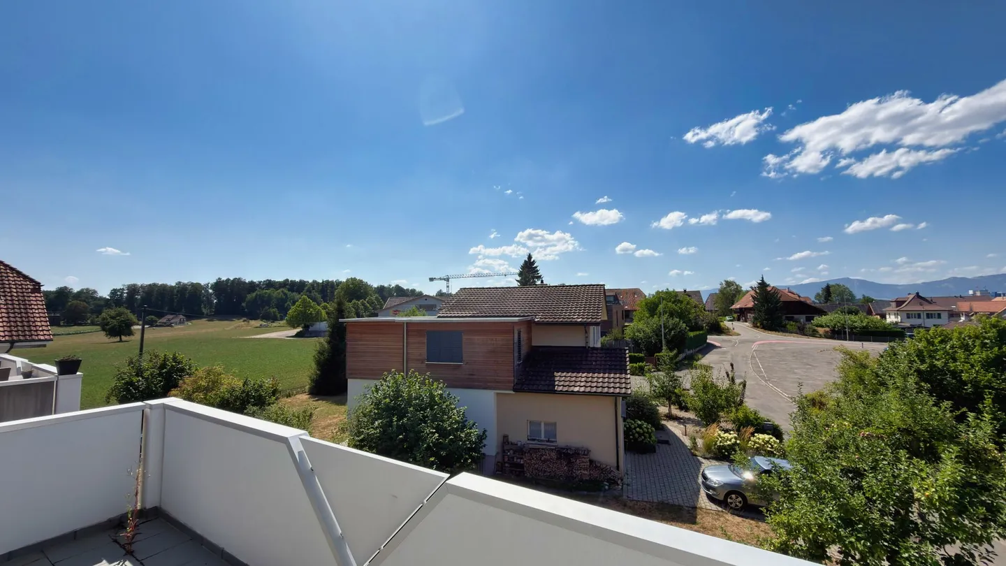 Wohnen mit Weitblick - grosszügige Maisonette-Dachwohnung mit Galerie und sonnigem Balkon - Foto 2 von 13