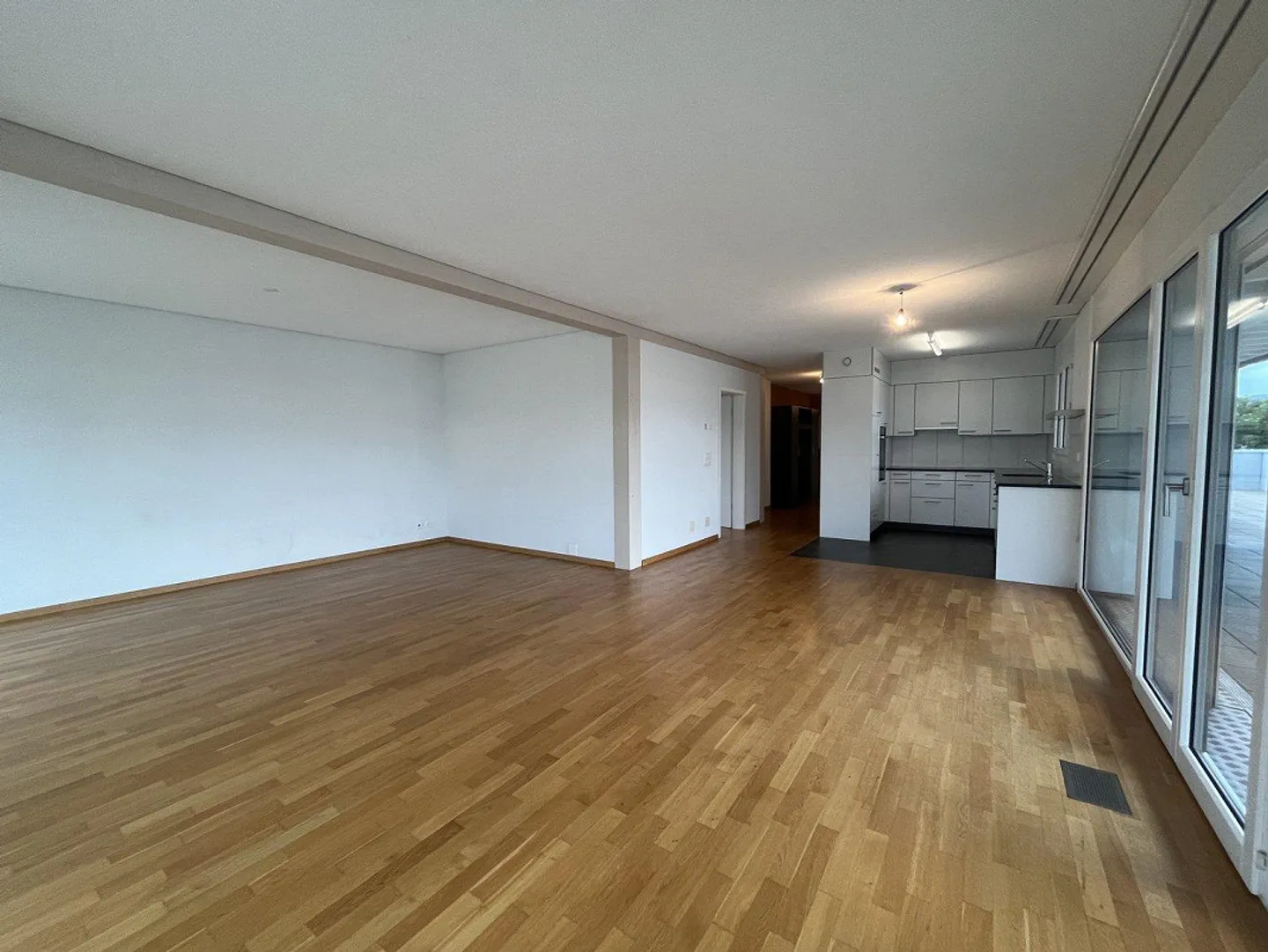 Moderne 5.5-Zimmer-Attika-Wohnung in Grosshöchstetten zu vermieten - Foto 2 von 11