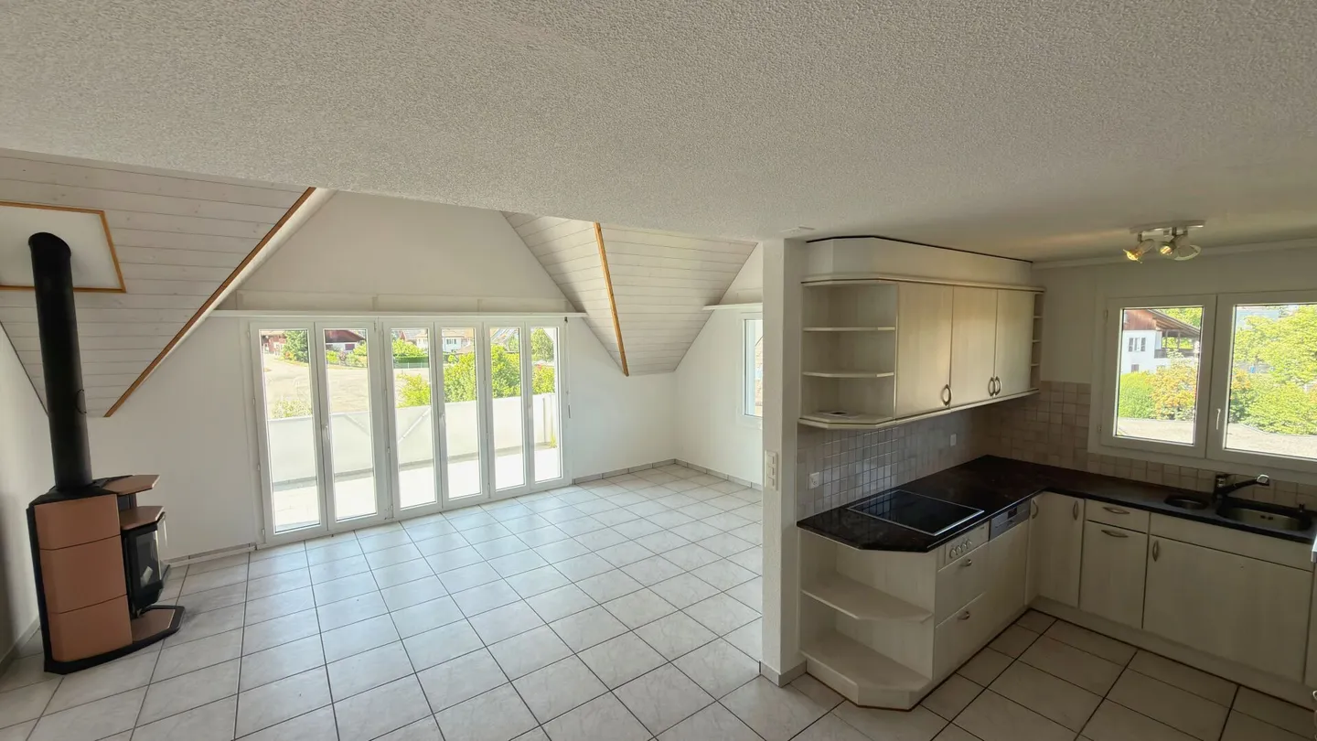 Wohnen mit Weitblick - grosszügige Maisonette-Dachwohnung mit Galerie und sonnigem Balkon - Foto 6 von 13
