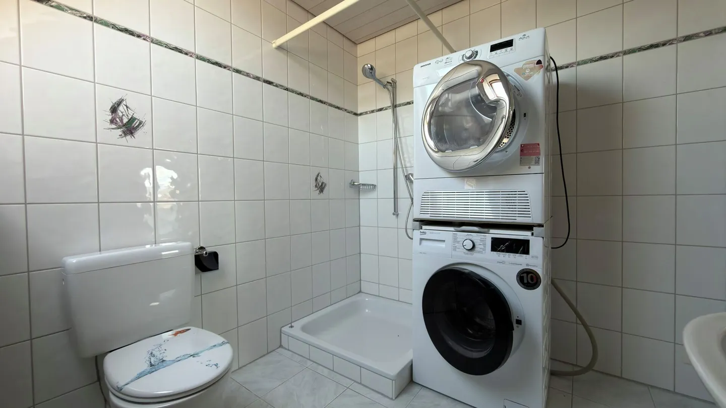 Wohnen mit Weitblick - grosszügige Maisonette-Dachwohnung mit Galerie und sonnigem Balkon - Foto 7 von 13