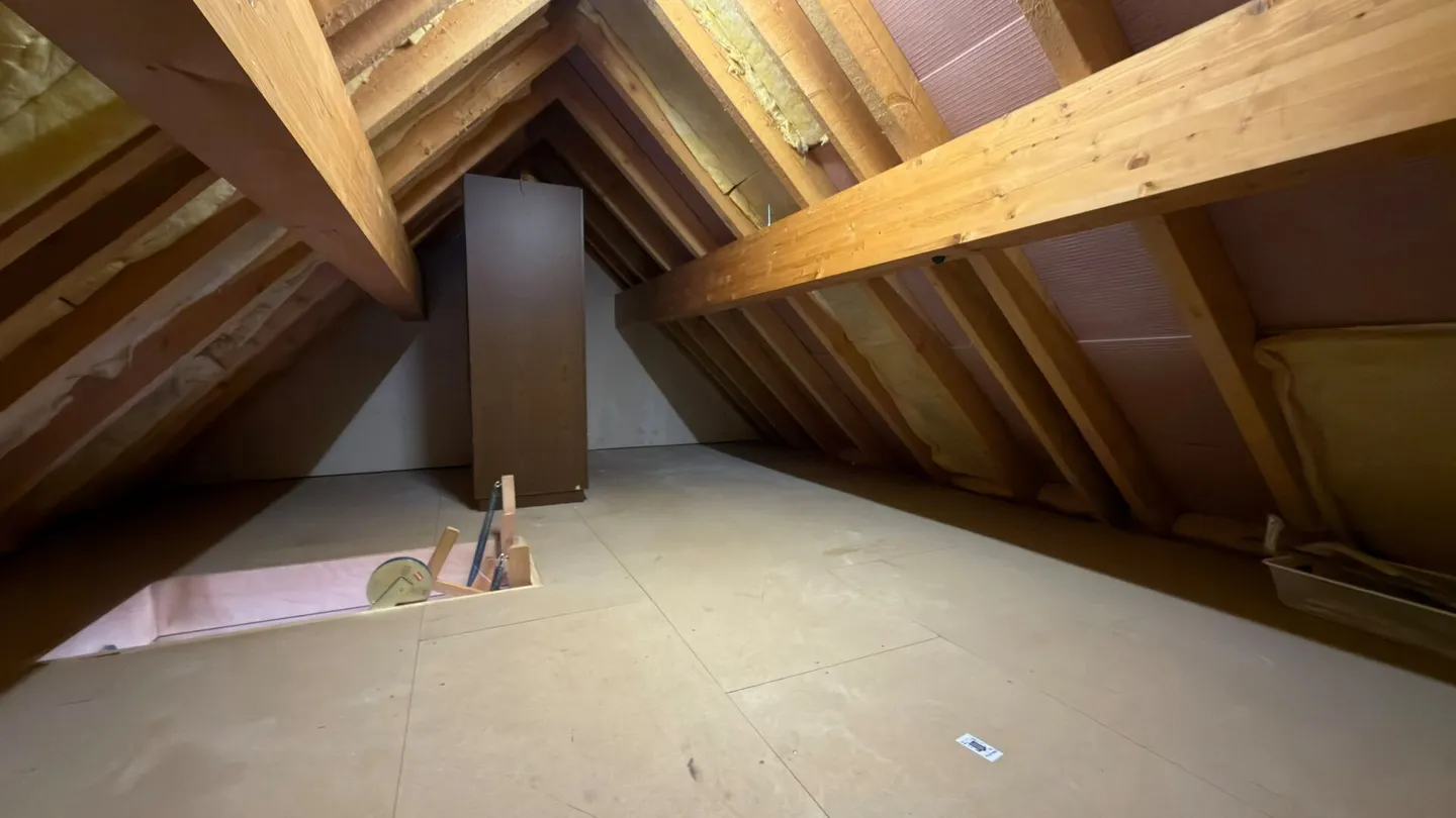 Wohnen mit Weitblick - grosszügige Maisonette-Dachwohnung mit Galerie und sonnigem Balkon - Foto 12 von 13