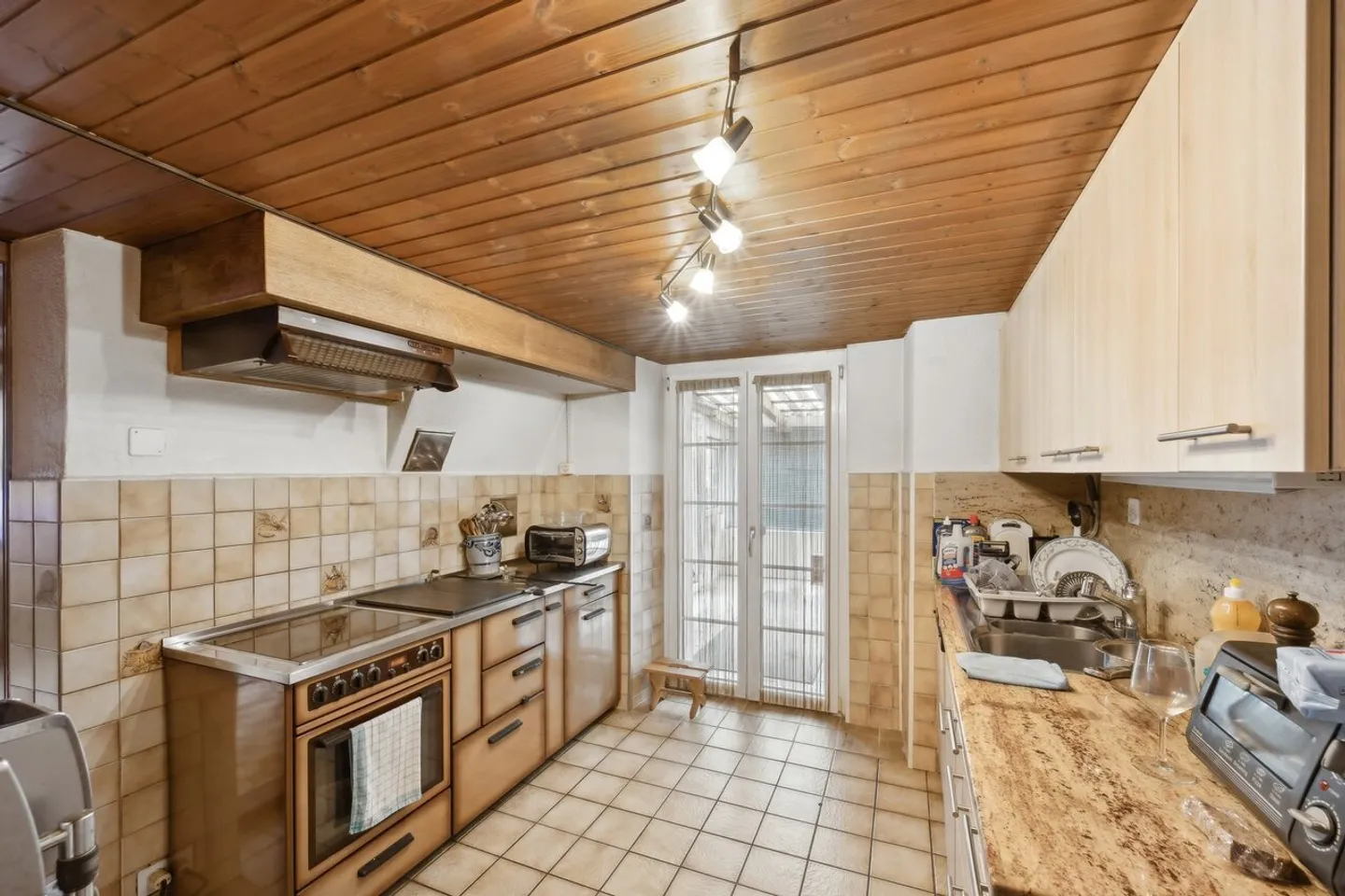 Appealing property with great development potential - Photo 3 of 6