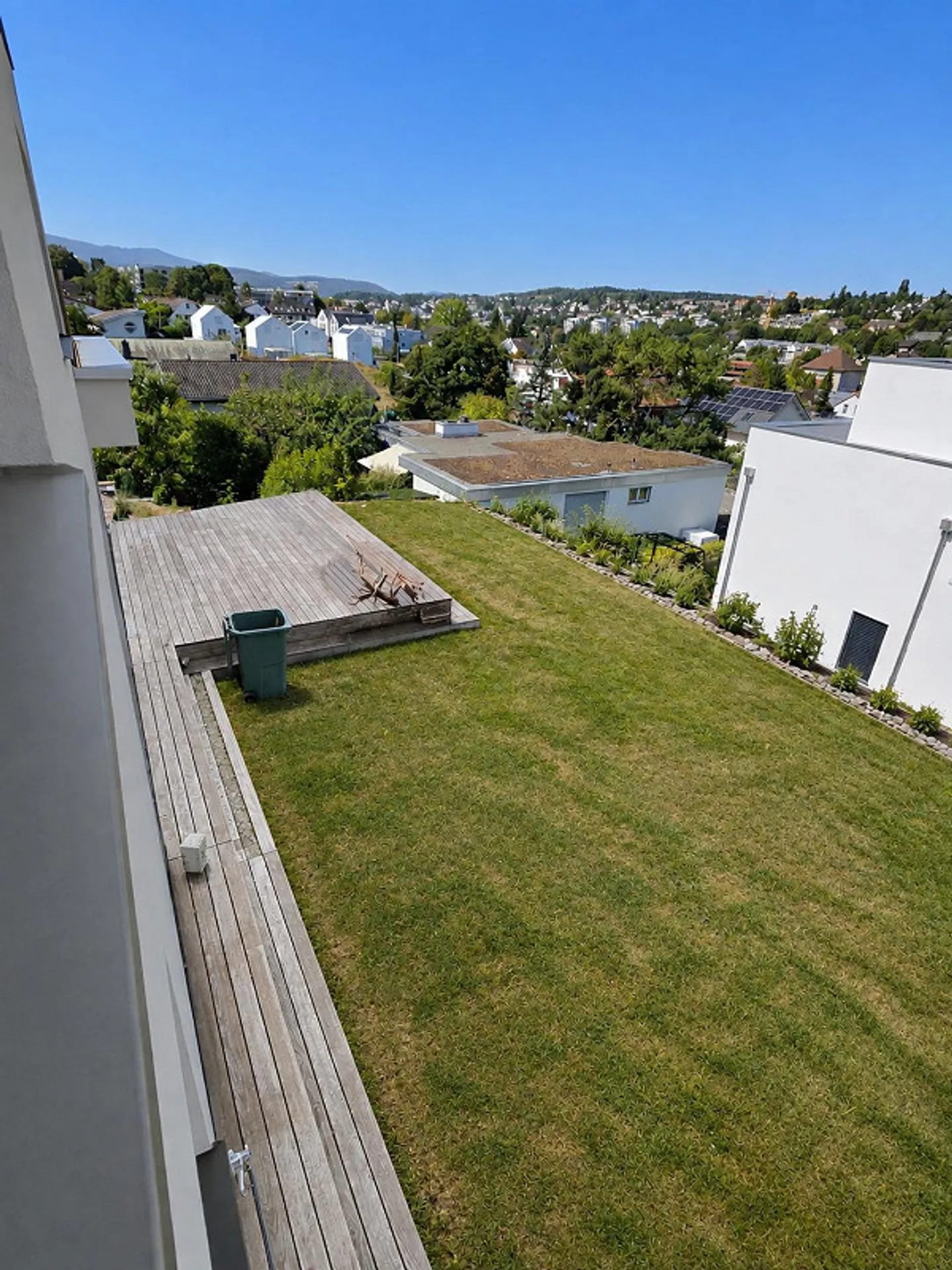 Vie spacieuse avec vue et potentiel de développement - Photo 3 sur 18
