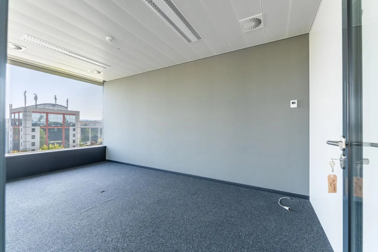 Geräumige Bürofläche mit offener Küche - Foto 4 von 9