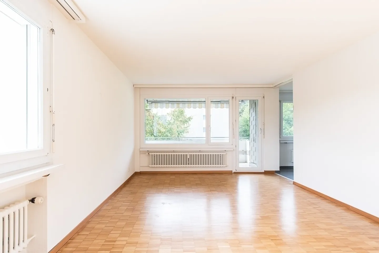 Modern apartment in a quiet neighborhood - Photo 2 of 8