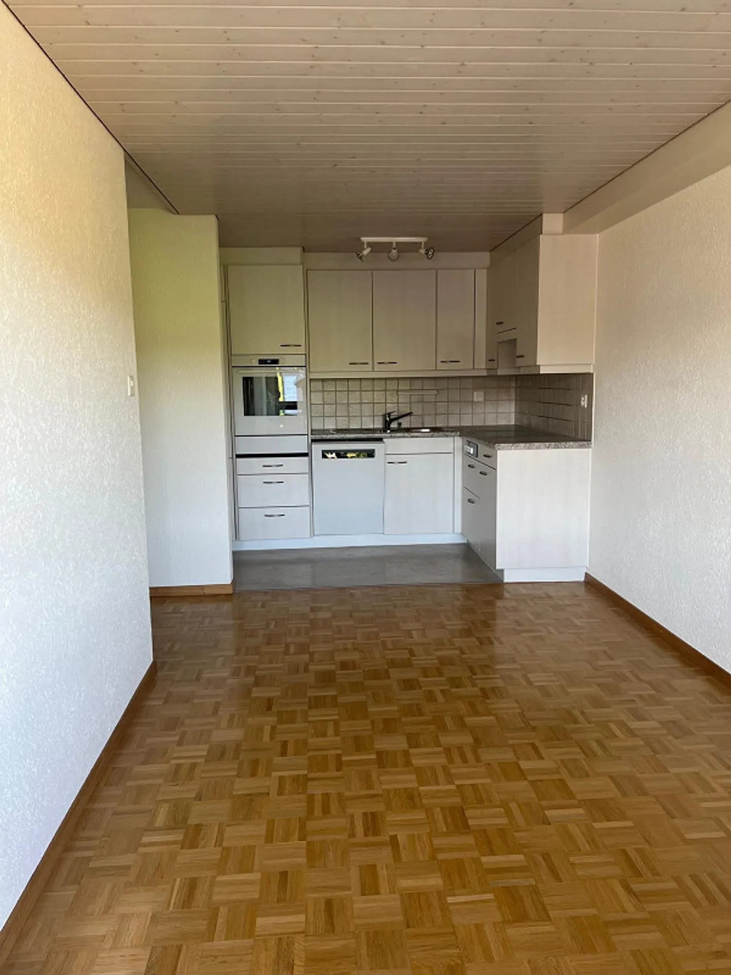 4 1/2 - Room Apartment 1st Floor Center - Photo 4 of 10