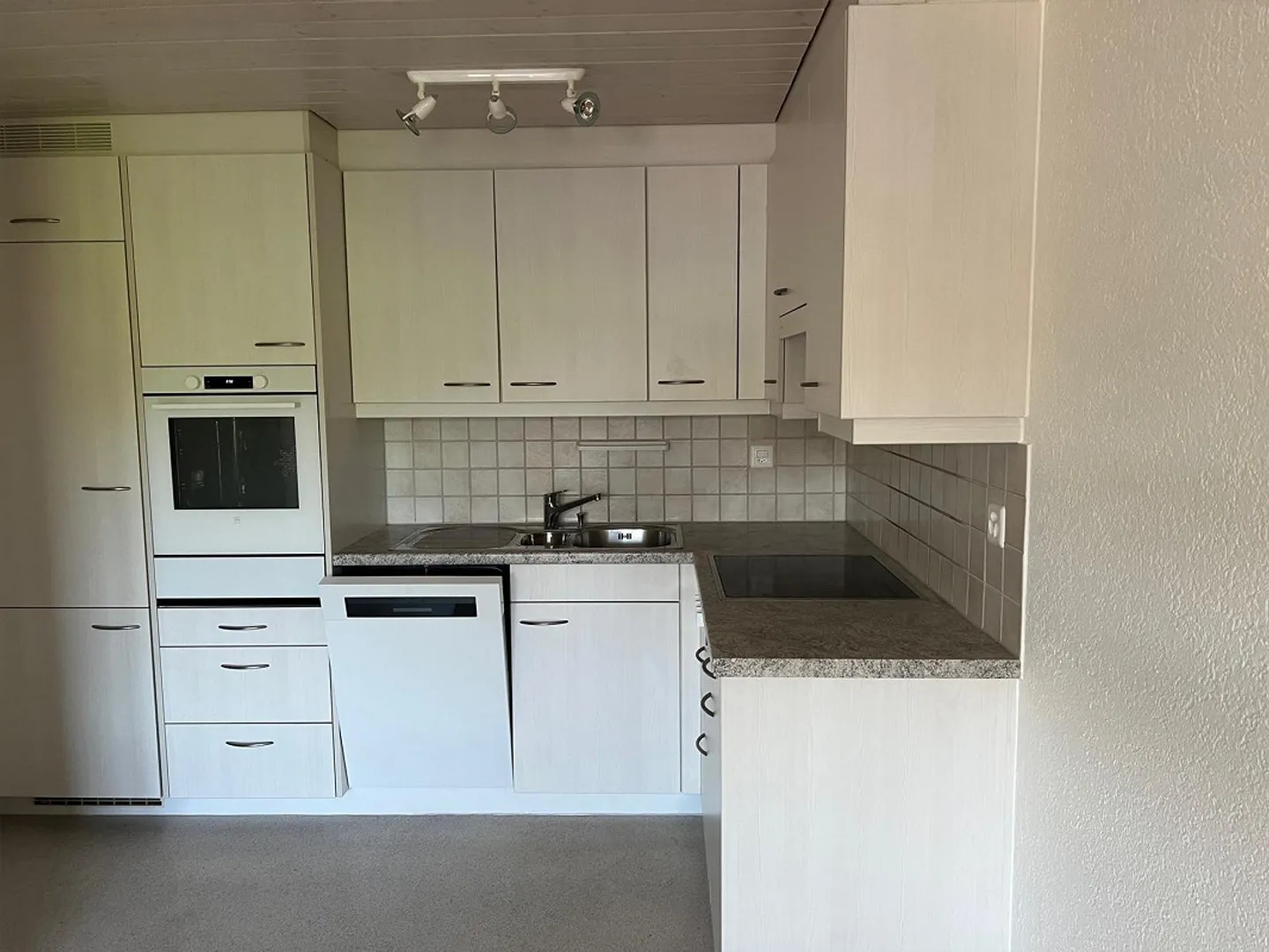 4 1/2 - Room Apartment 1st Floor Center - Photo 5 of 10