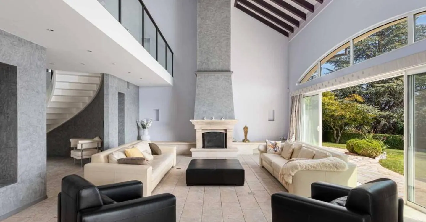 Incredible individual property - Photo 3 of 8