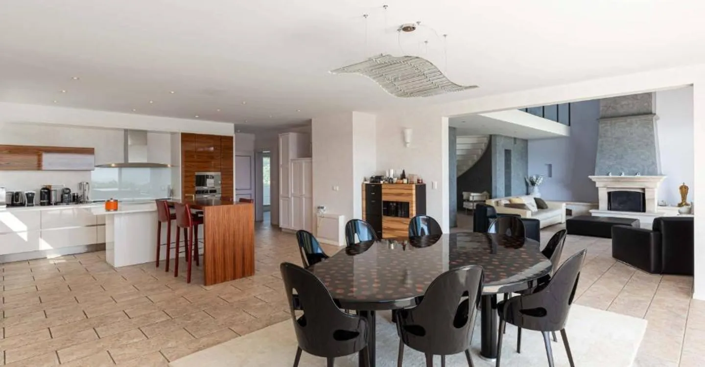 Incredible individual property - Photo 4 of 8