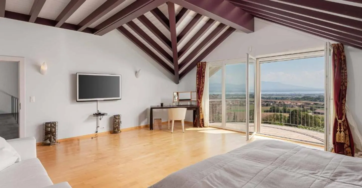 Incredible individual property - Photo 6 of 8